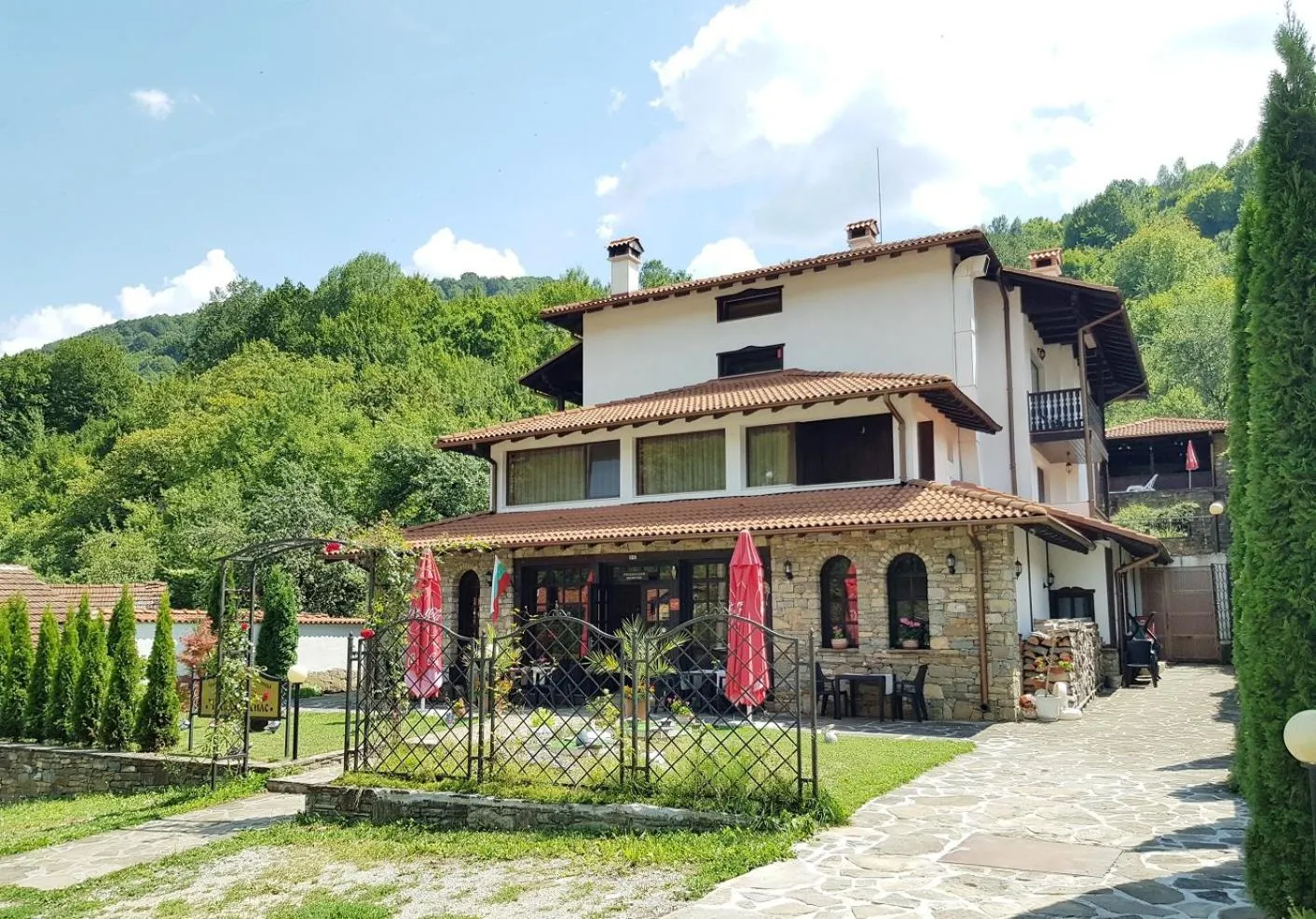 Facade/entrance in Family Hotel Chiflik Hills