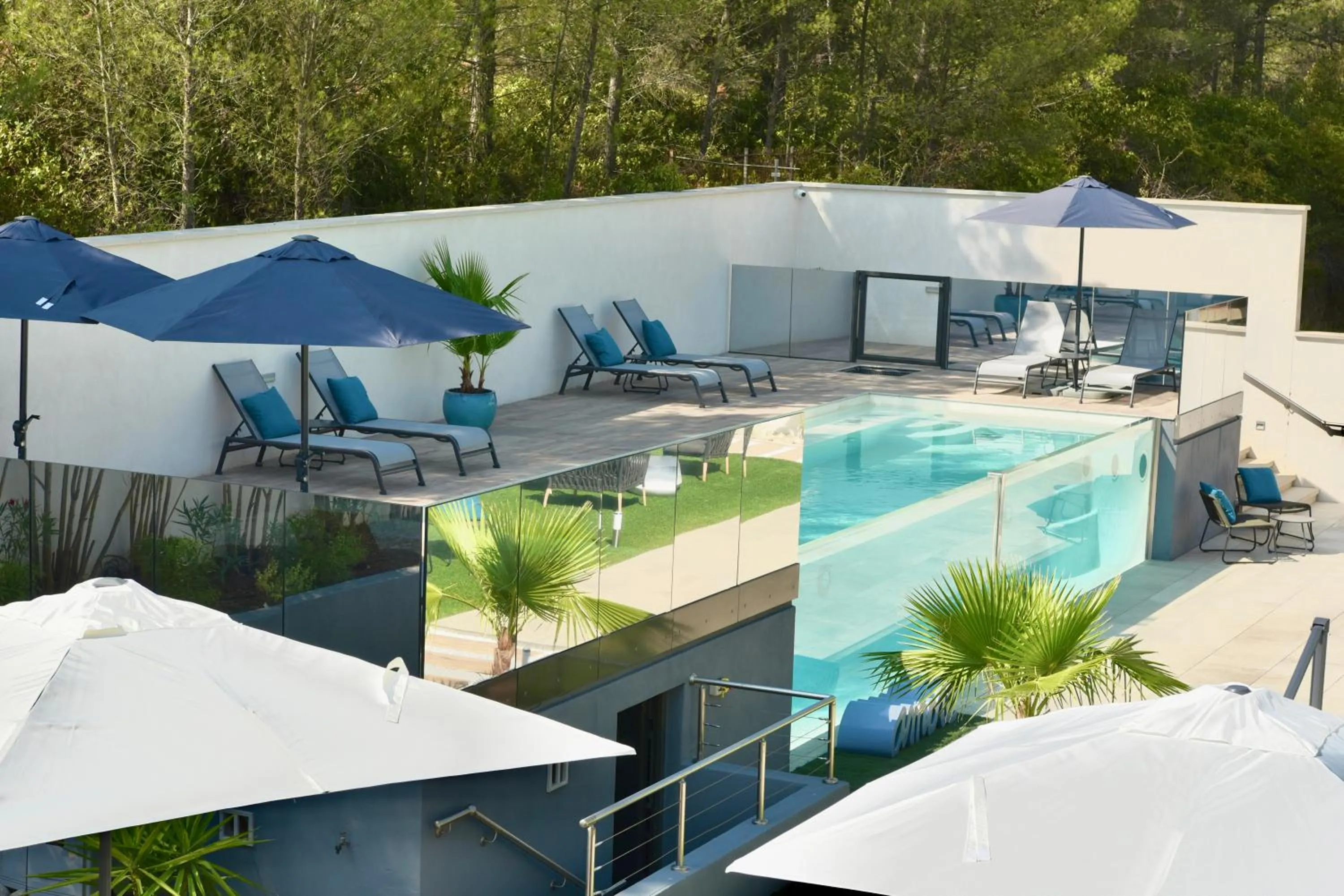 Pool view in Le Meez