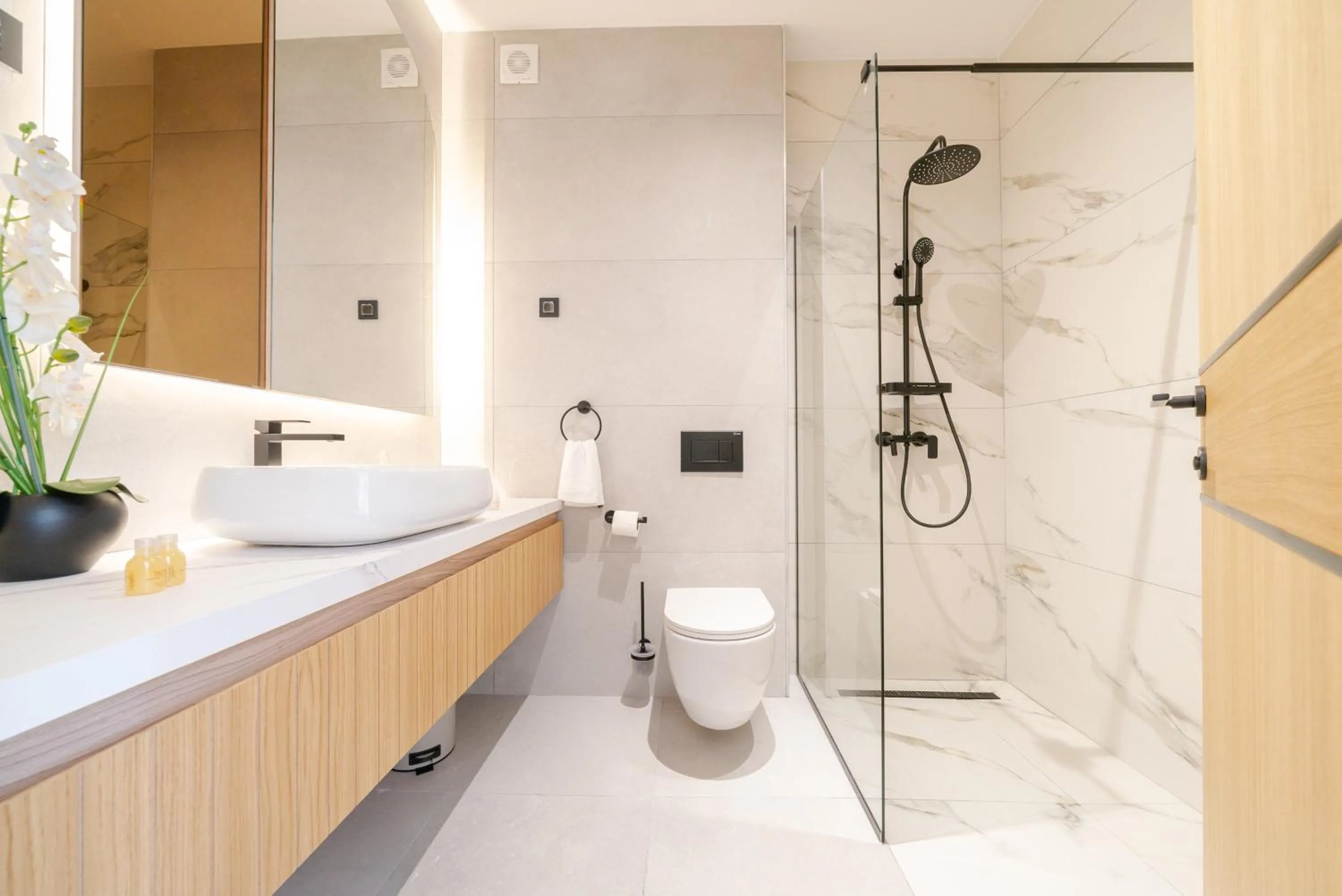 Shower in Hotel Millennium by Aycon