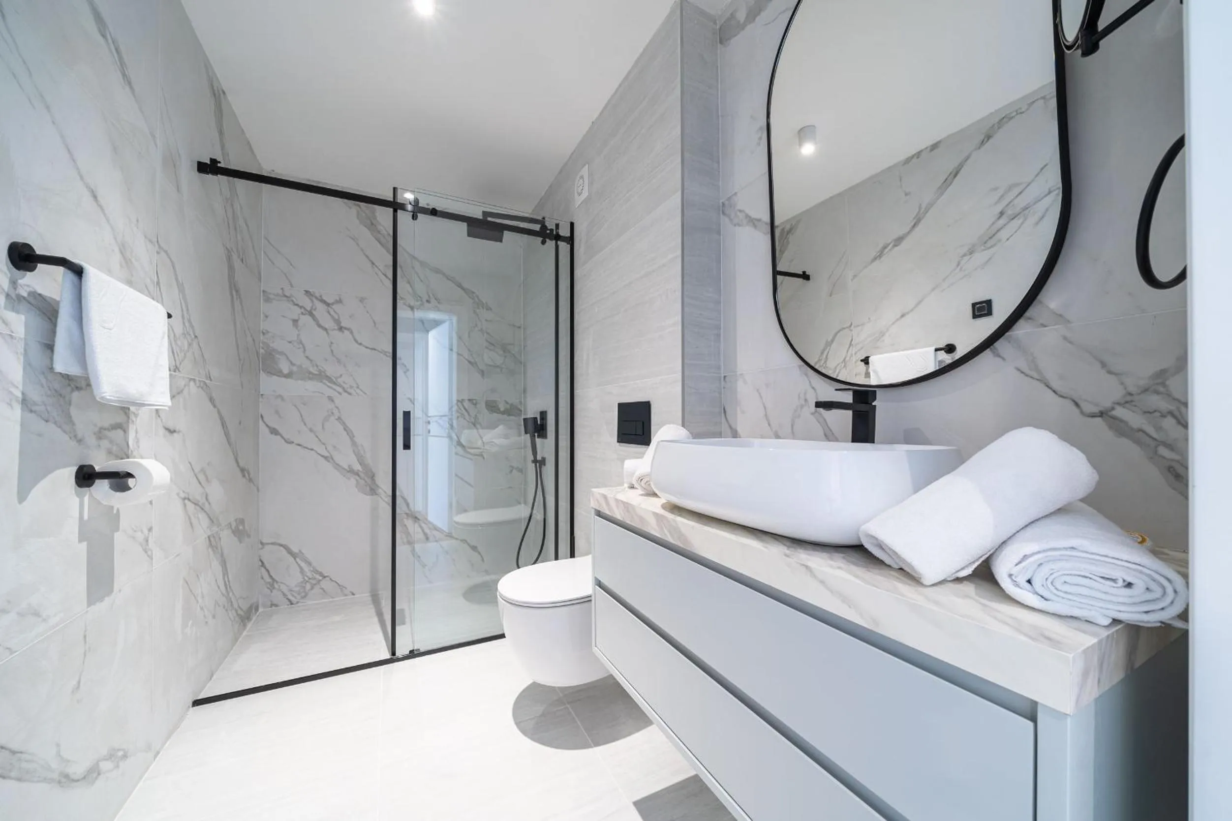 Bathroom in Hotel Millennium by Aycon