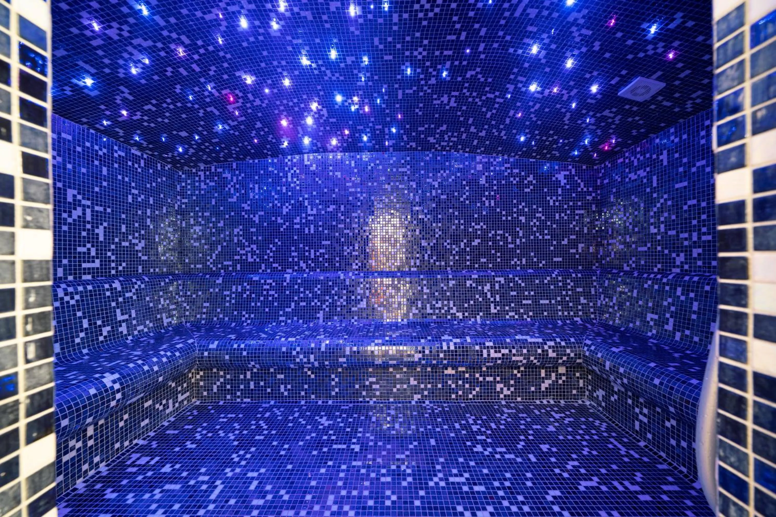 Steam room in Hotel Millennium by Aycon