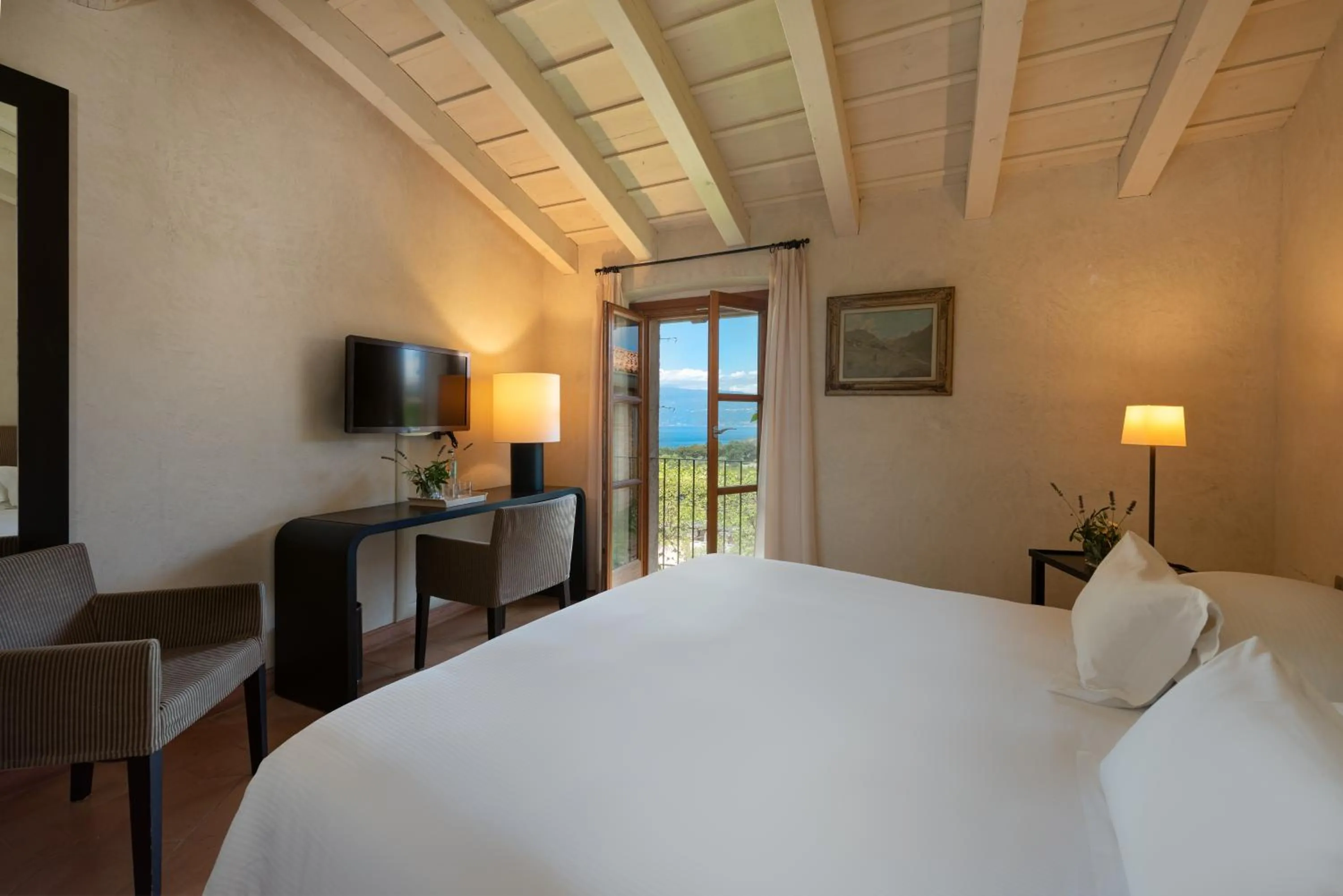 Photo of the whole room, Bed in Villa Arcadio