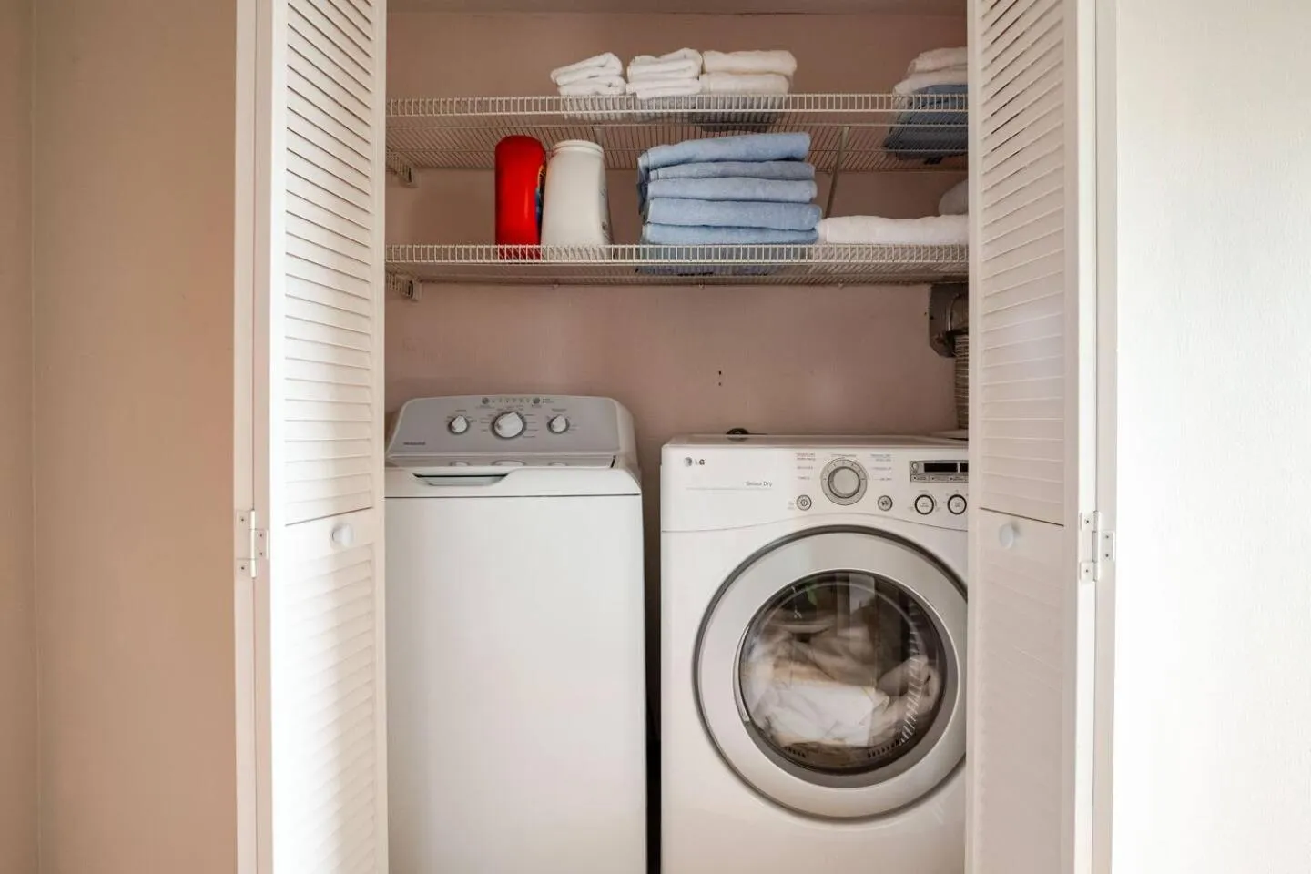 NEW! Family-Friendly Getaway -1 Mi to Dtwn Salem w Roof Deck & Tiki Bar