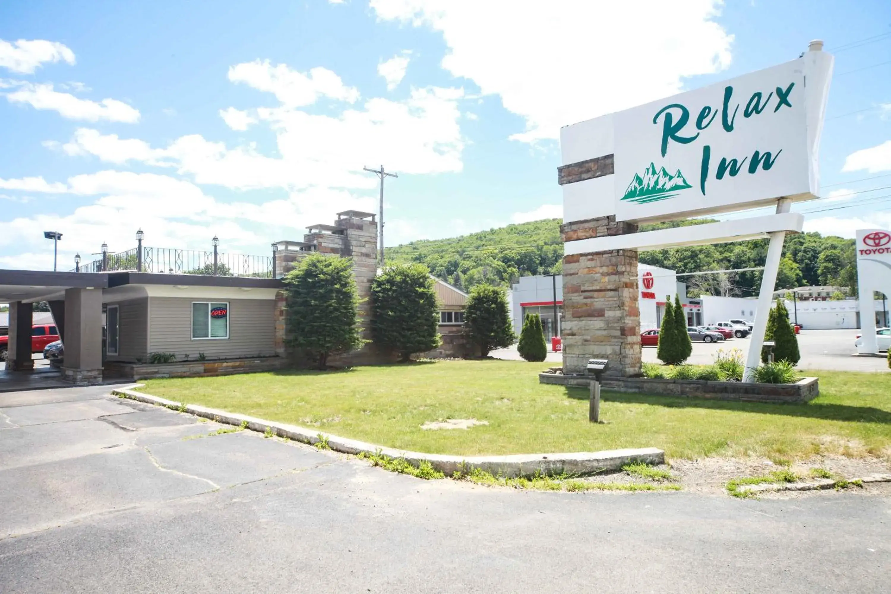 Property building in Relax Inn Bradford Property building in Relax Inn Bradford