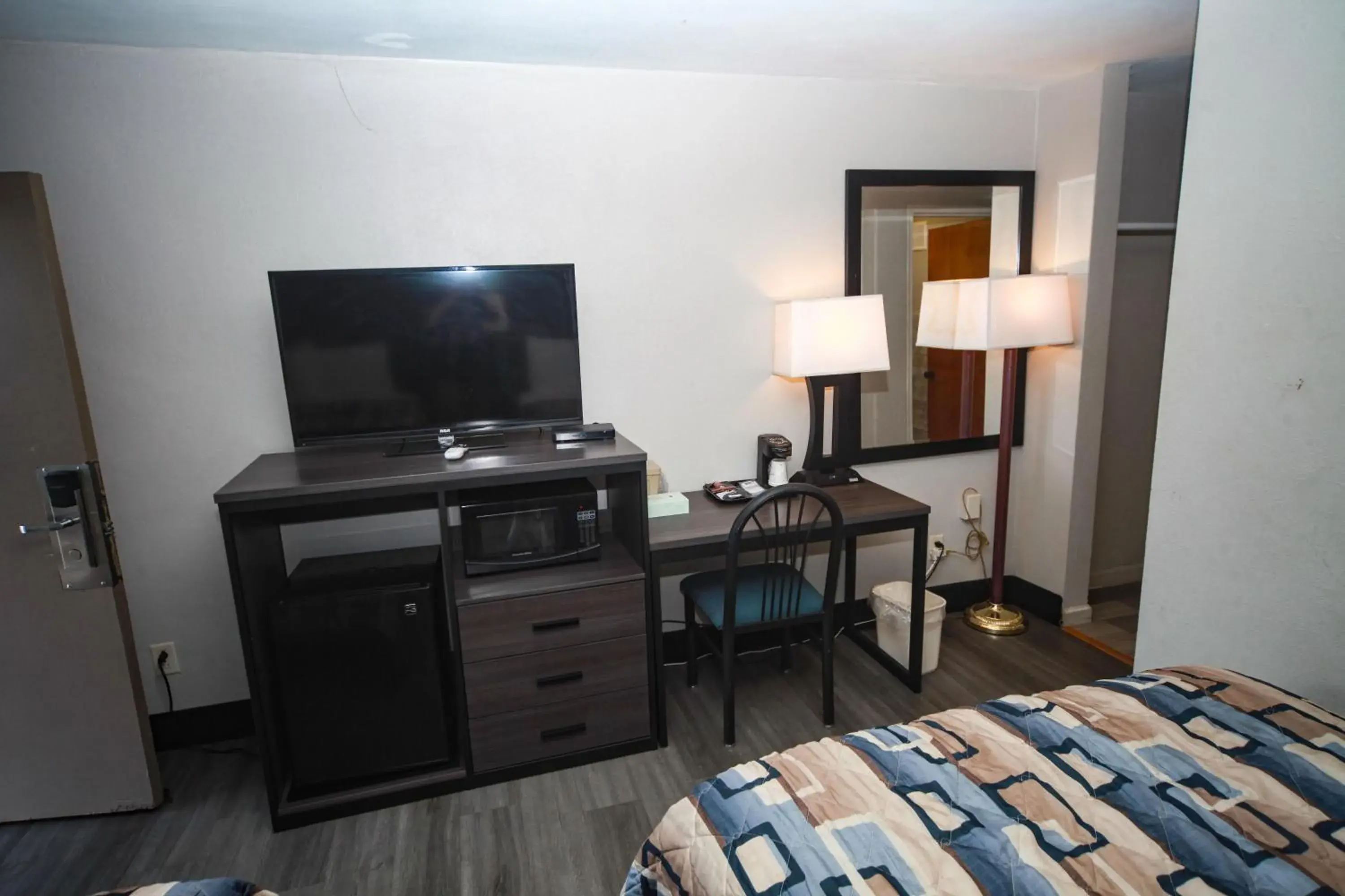 TV and multimedia, Bed in Relax Inn Bradford TV and multimedia, Bed in Relax Inn Bradford