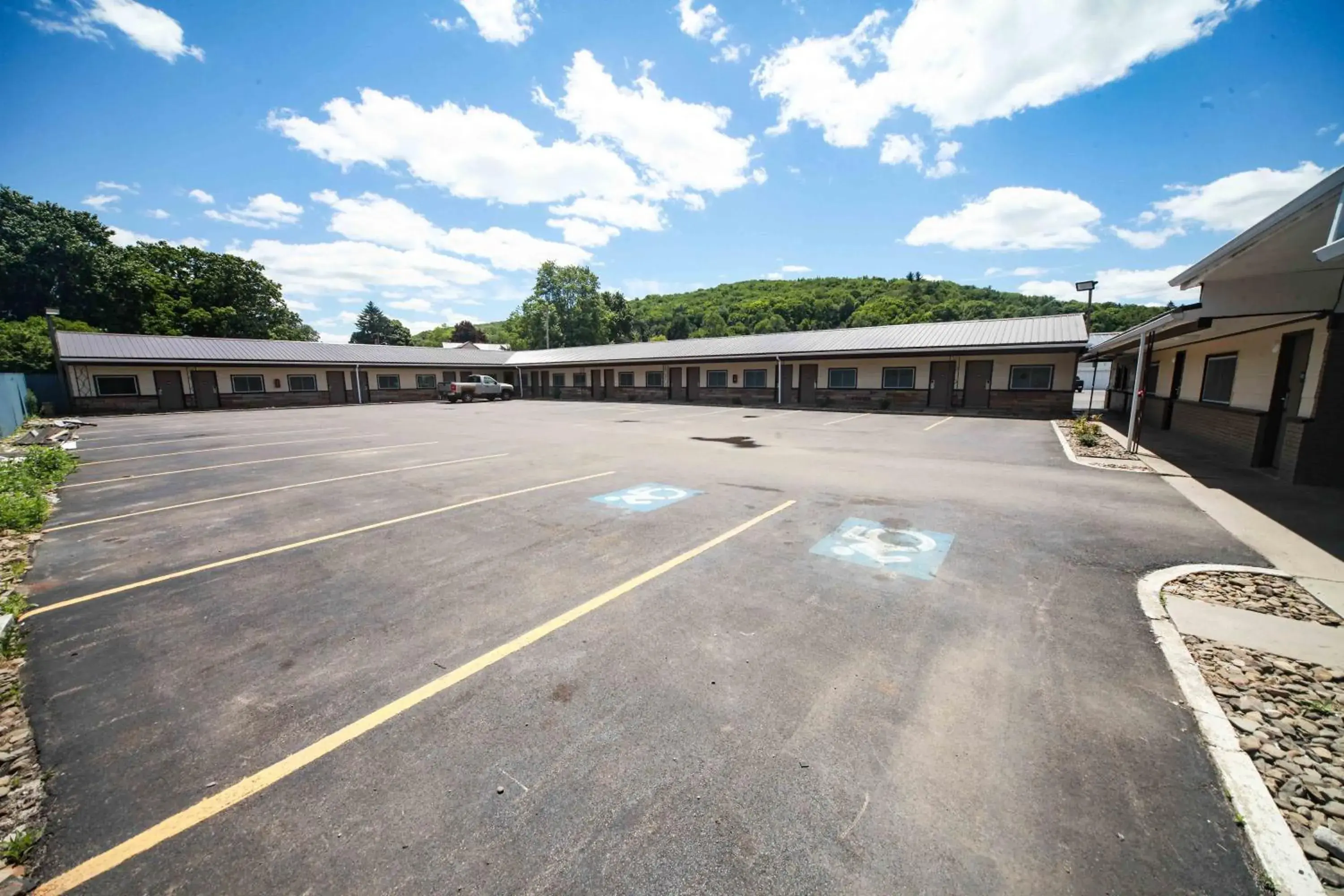 Property building in Relax Inn Bradford Property building in Relax Inn Bradford