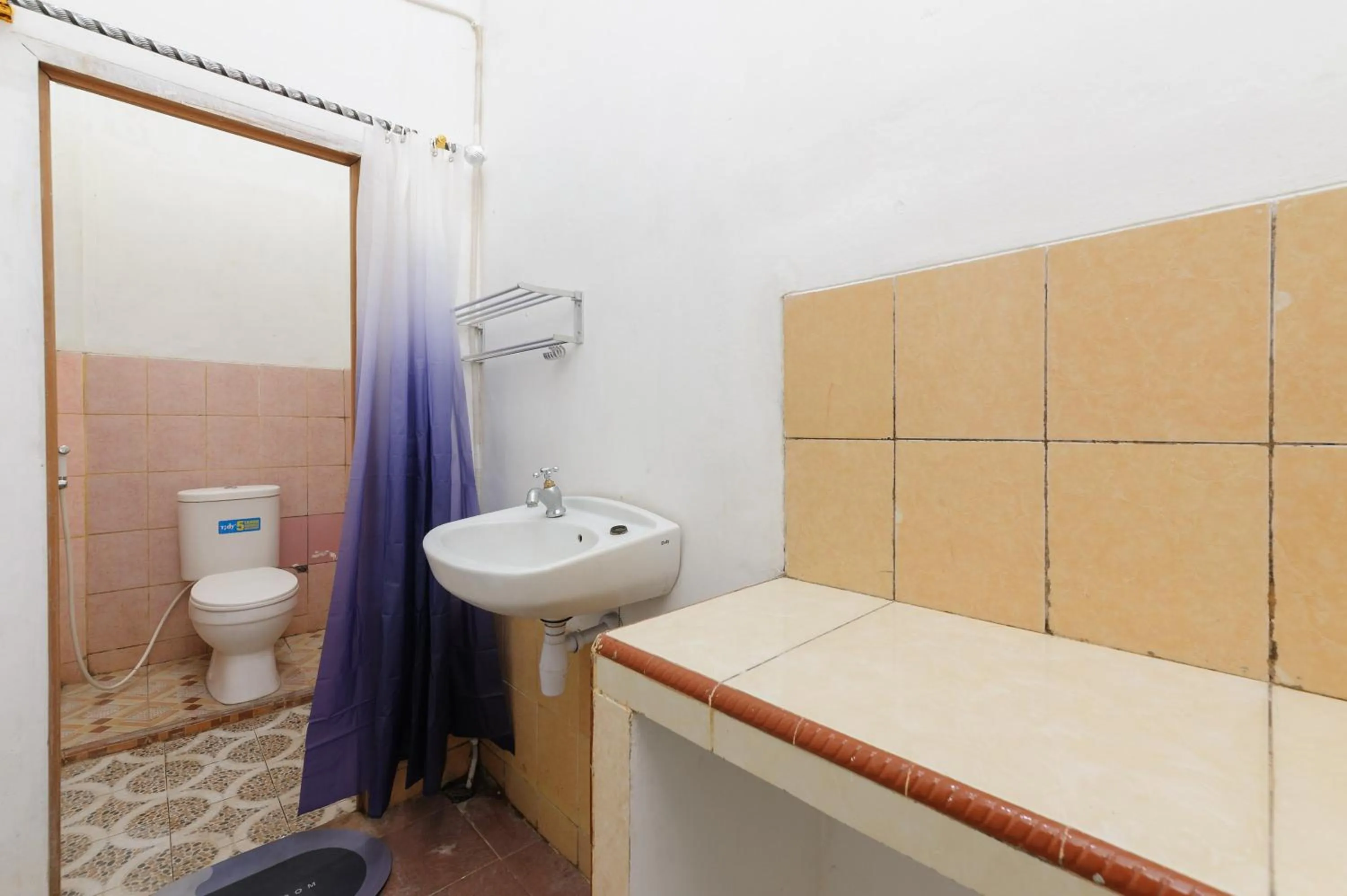 Bathroom in RedDoorz Syariah near Institut Darmajaya Lampung
