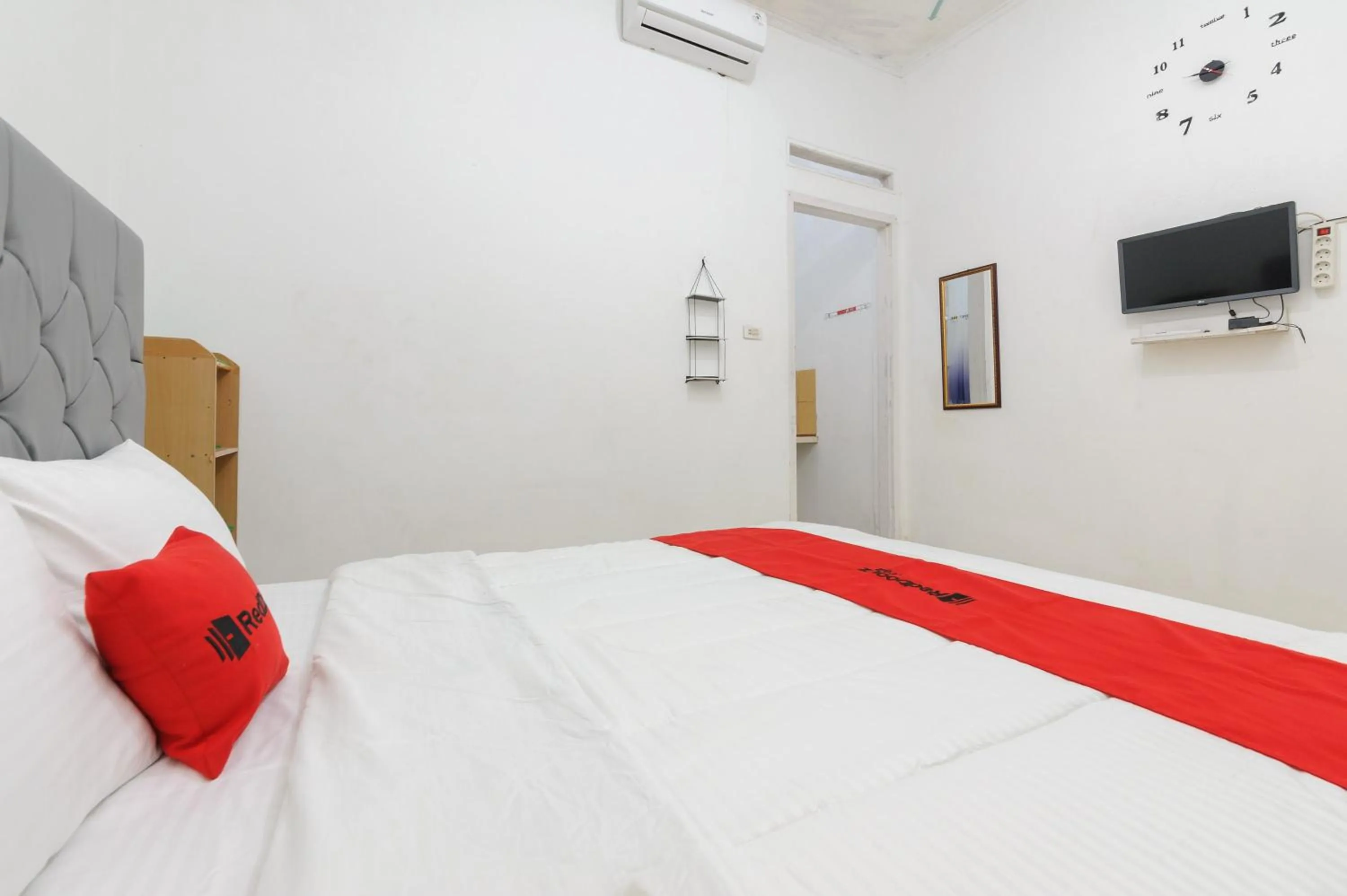 Bed in RedDoorz Syariah near Institut Darmajaya Lampung