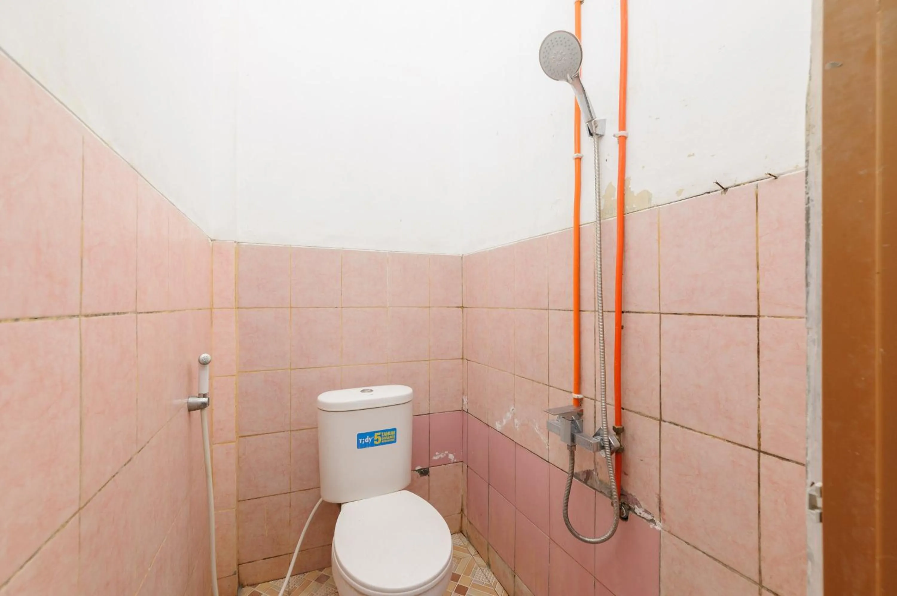 Bathroom in RedDoorz Syariah near Institut Darmajaya Lampung