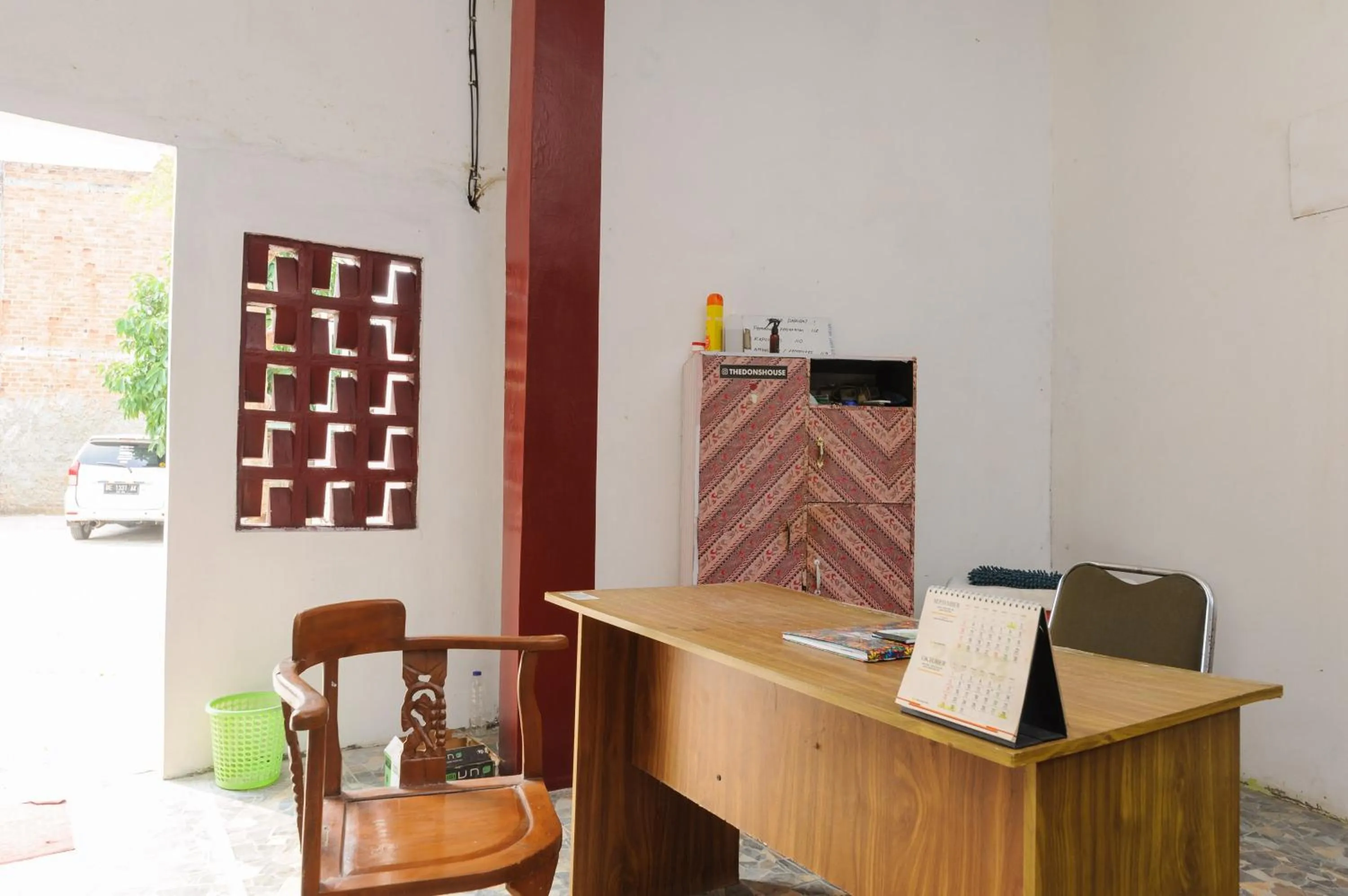 Lobby or reception in RedDoorz Syariah near Institut Darmajaya Lampung