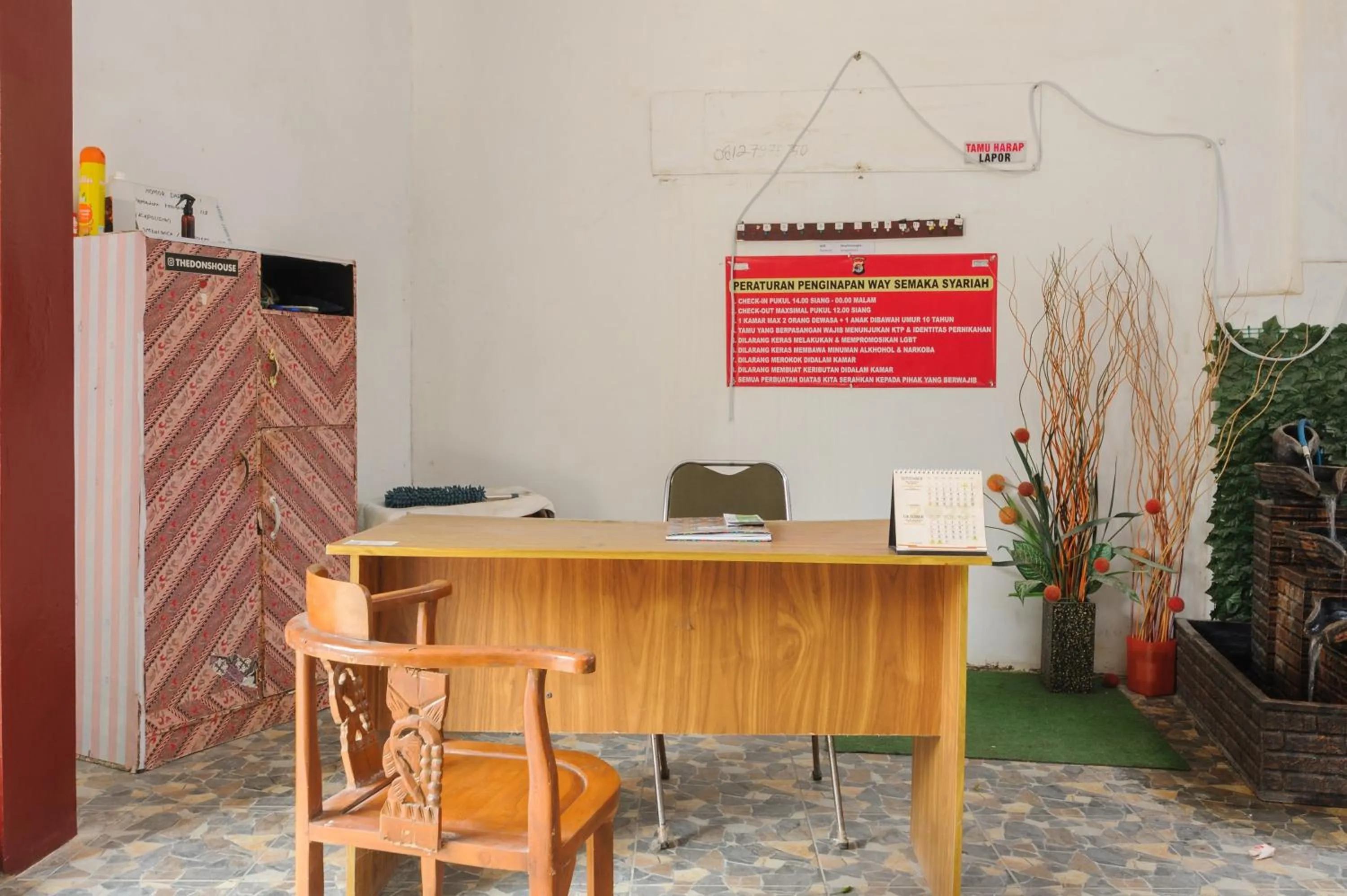 Lobby or reception in RedDoorz Syariah near Institut Darmajaya Lampung