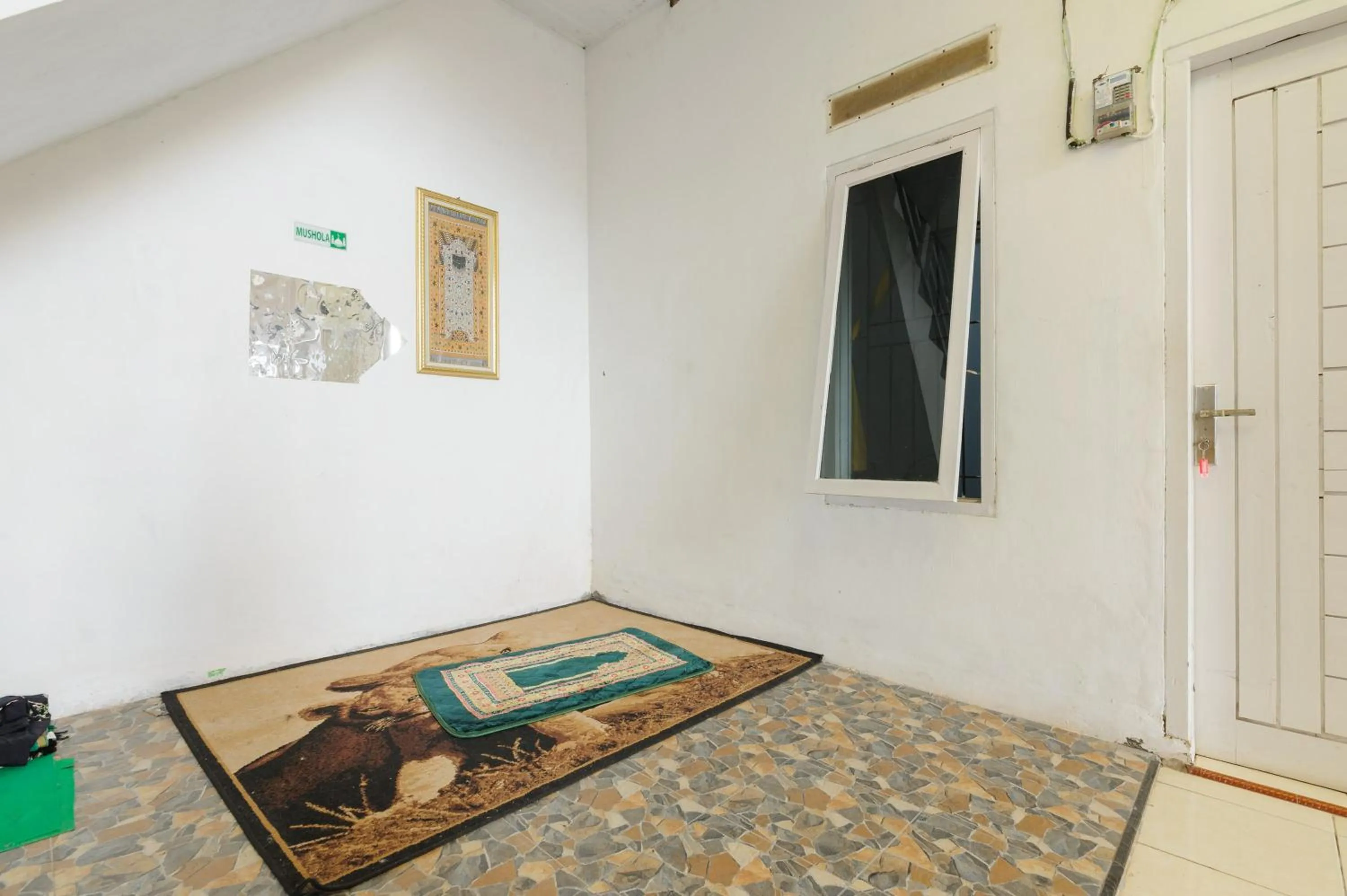 Area and facilities, Bed in RedDoorz Syariah near Institut Darmajaya Lampung