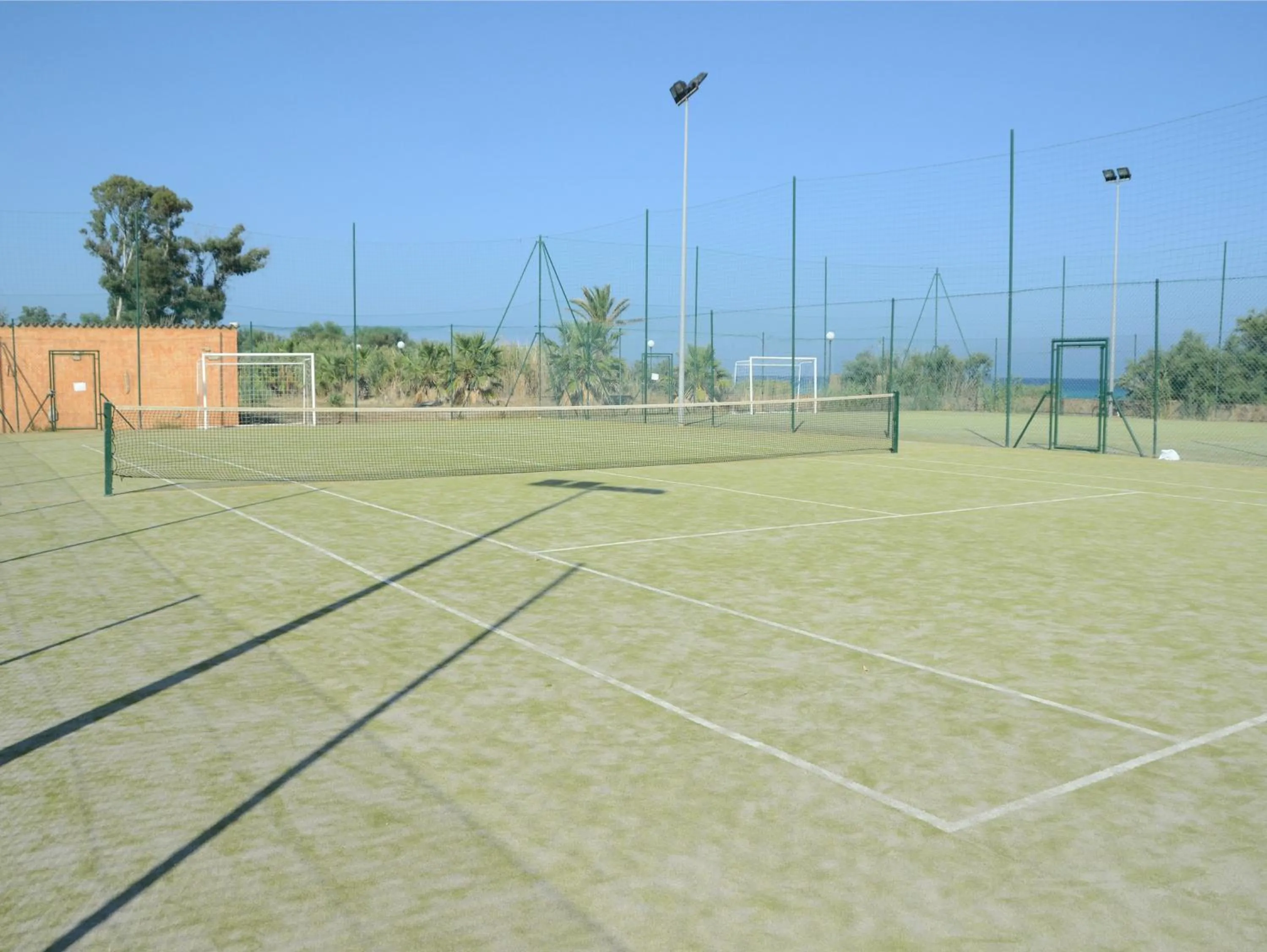 Tennis court in Hotel Garden Beach