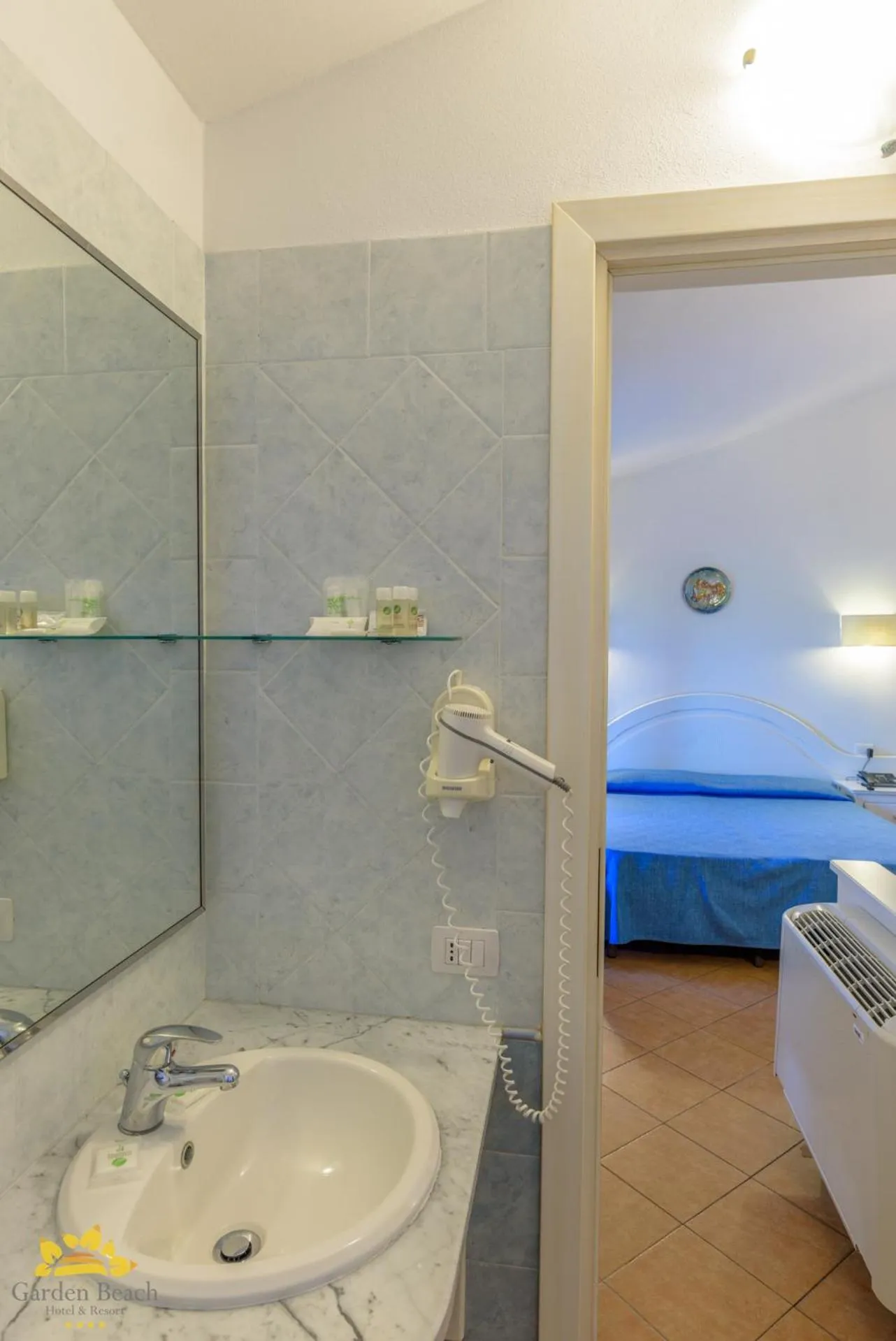 Bathroom, Bed in Hotel Garden Beach