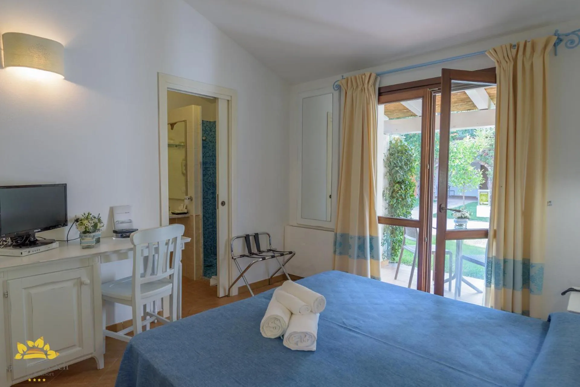 Bedroom, Bed in Hotel Garden Beach