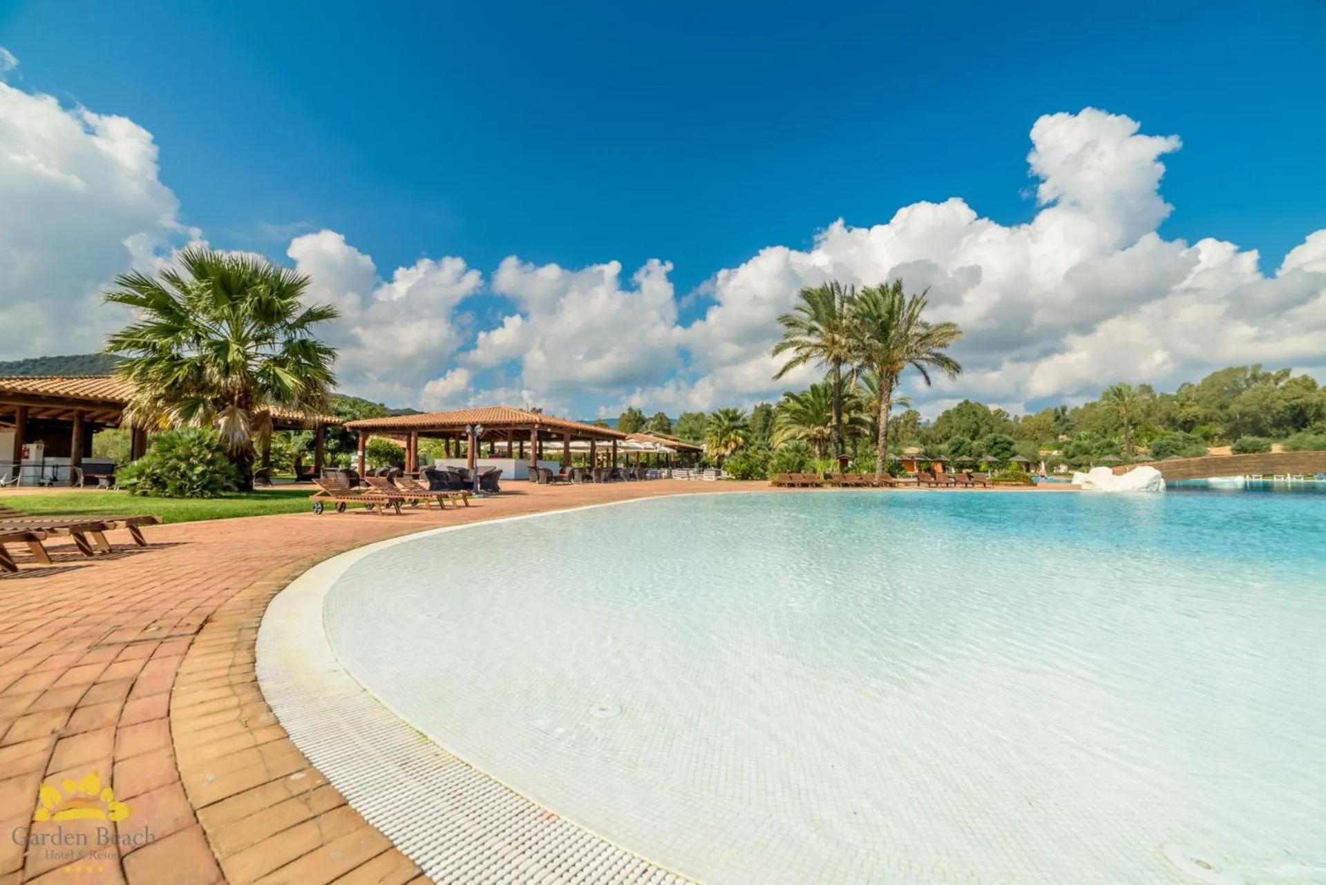 Swimming pool in Hotel Garden Beach
