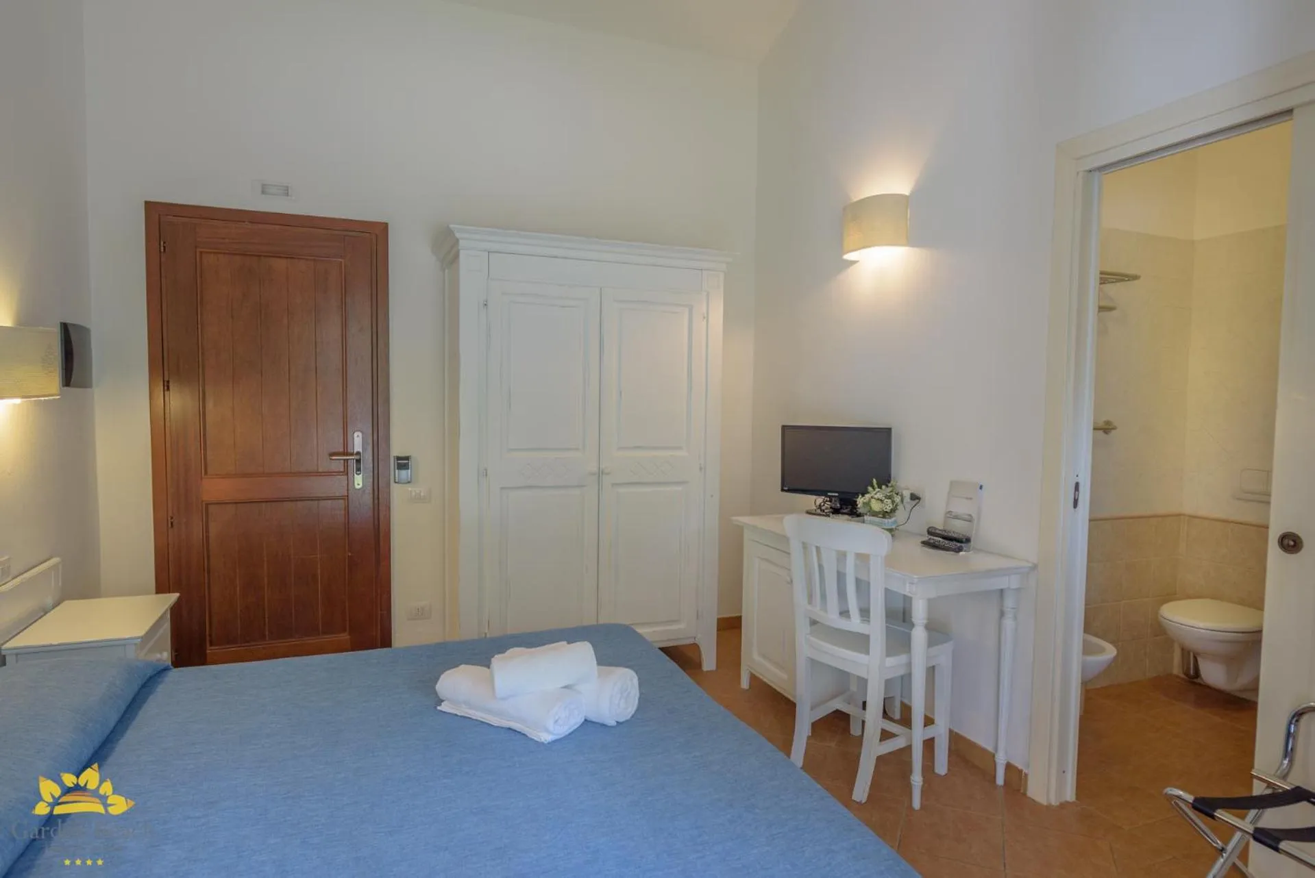 Bathroom, Bed in Hotel Garden Beach