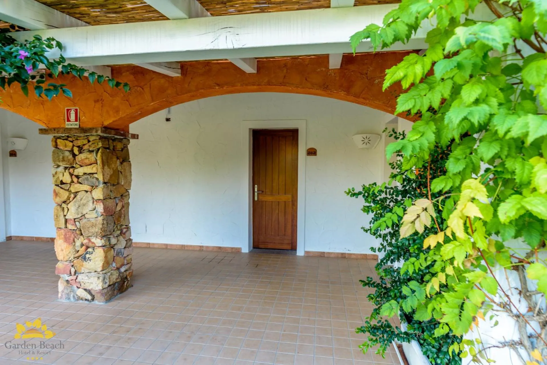 Patio in Hotel Garden Beach