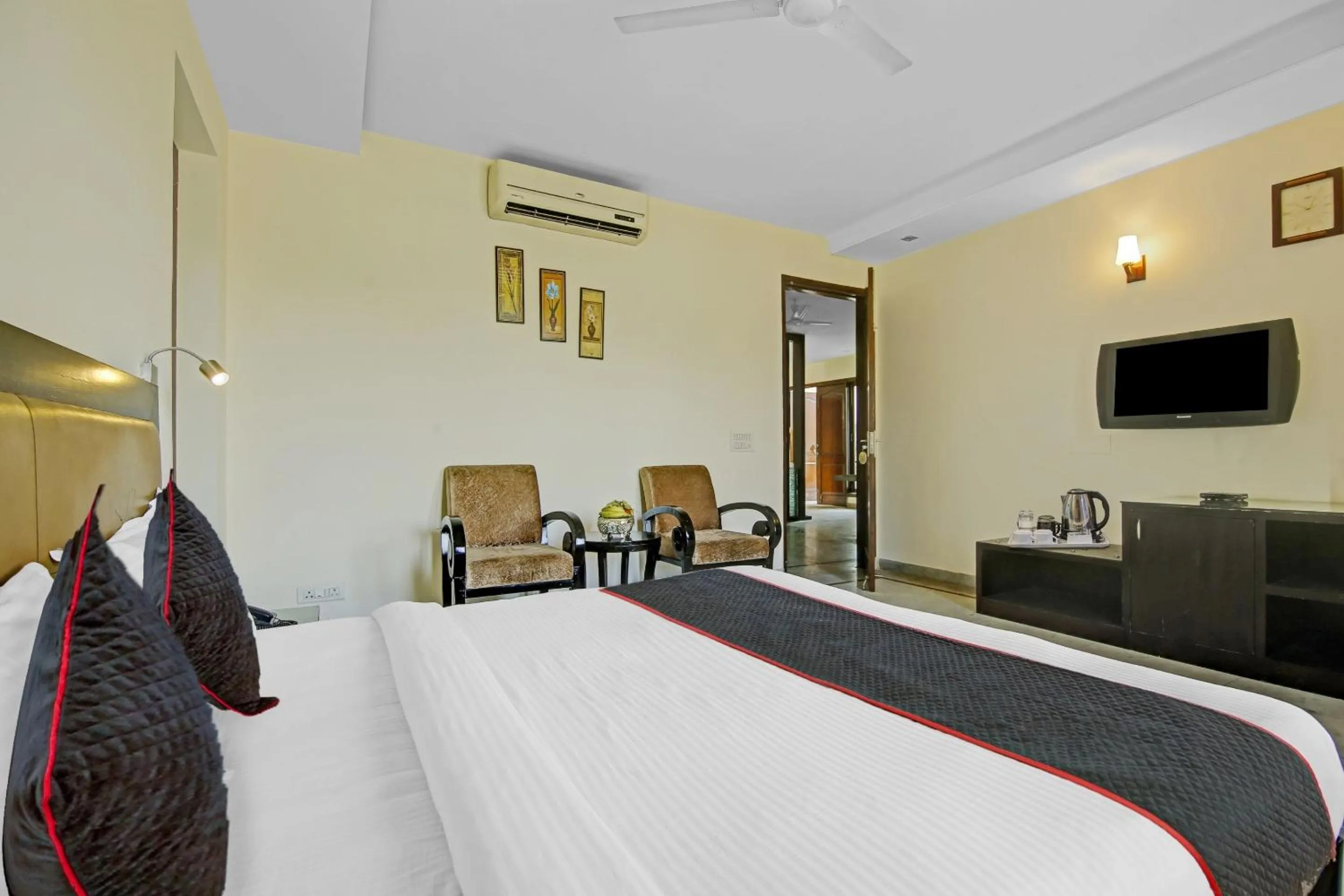 Bedroom in Collection O Imperial Oak Near Leisure Valley Park