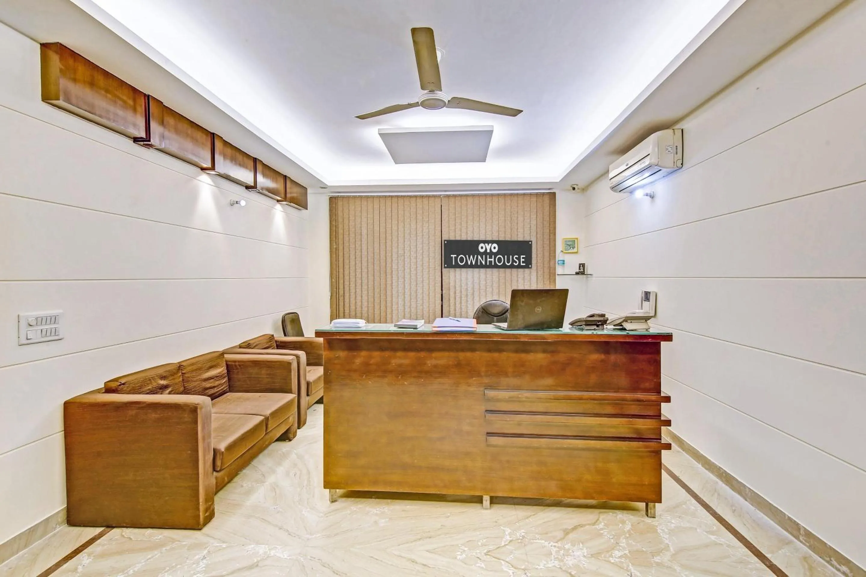 Lobby or reception in Collection O Imperial Oak Near Leisure Valley Park