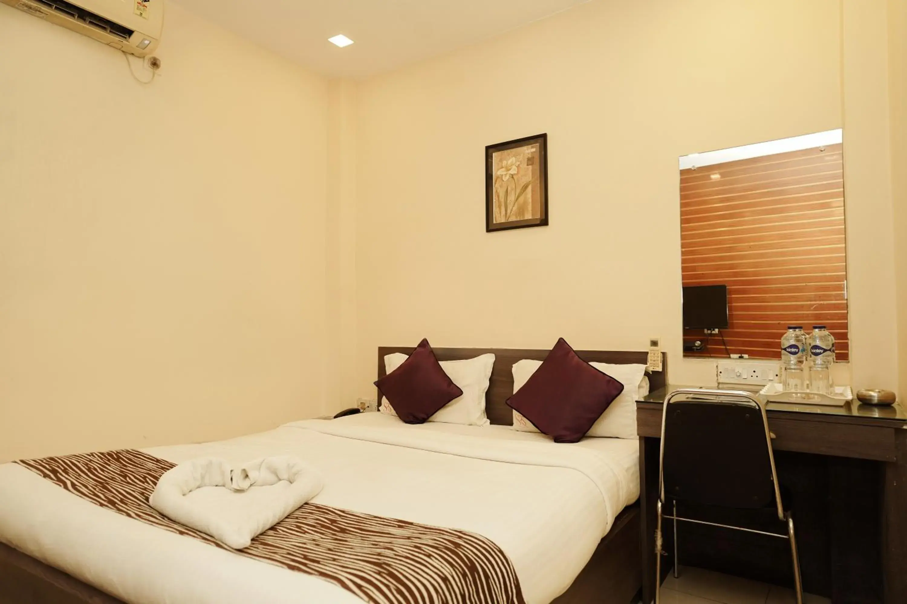 Bed in Sheldon Hotel Bed in Sheldon Hotel