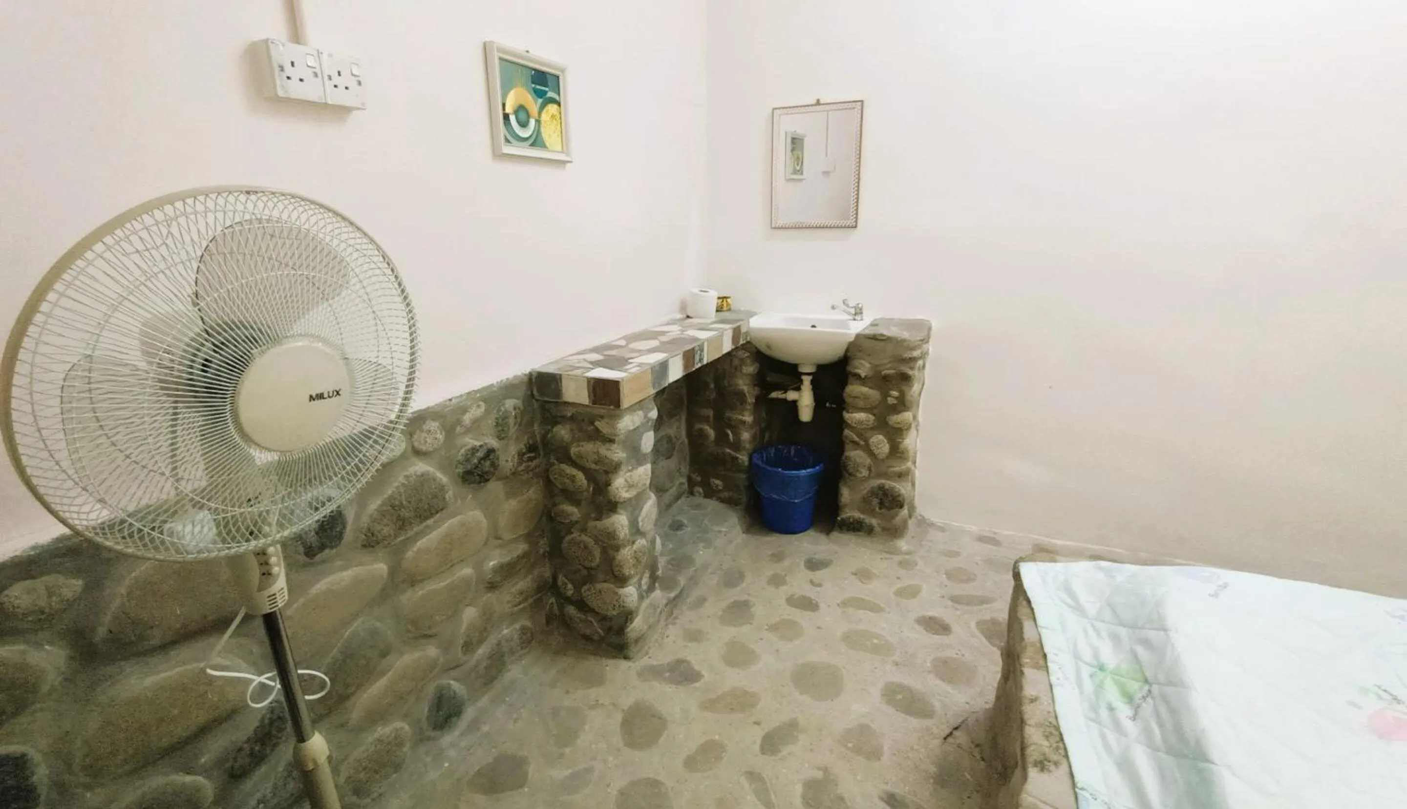 Bedroom in Hotel O Flinstone Lodge