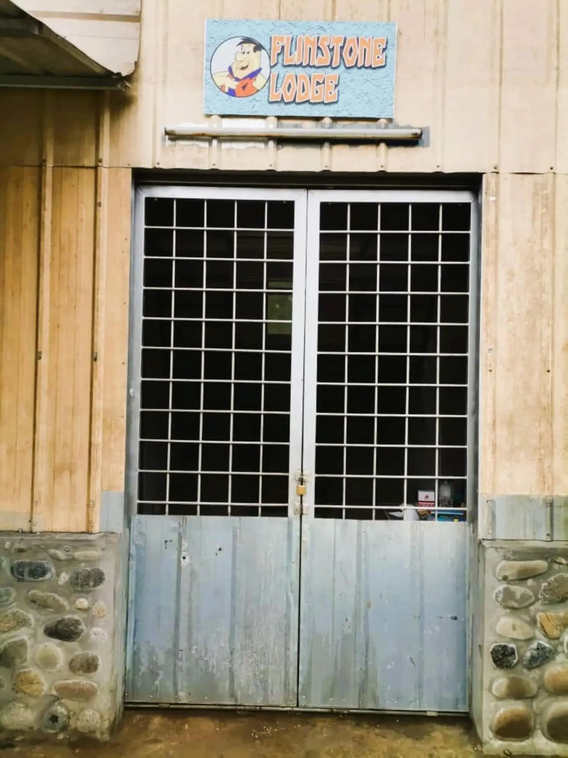Facade/entrance in Hotel O Flinstone Lodge Facade/entrance in Hotel O Flinstone Lodge