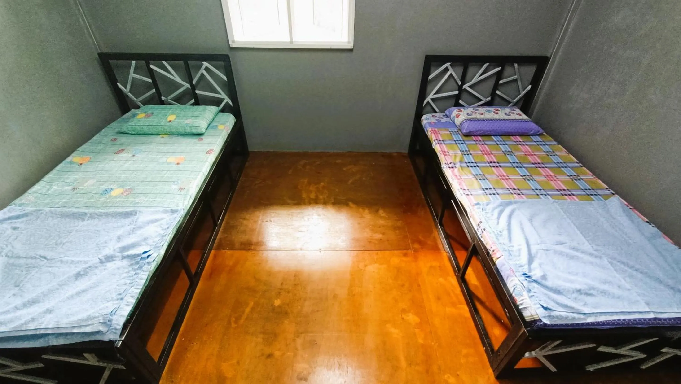 Twin Room with Shared Bathroom - single occupancy in Hotel O Flinstone Lodge