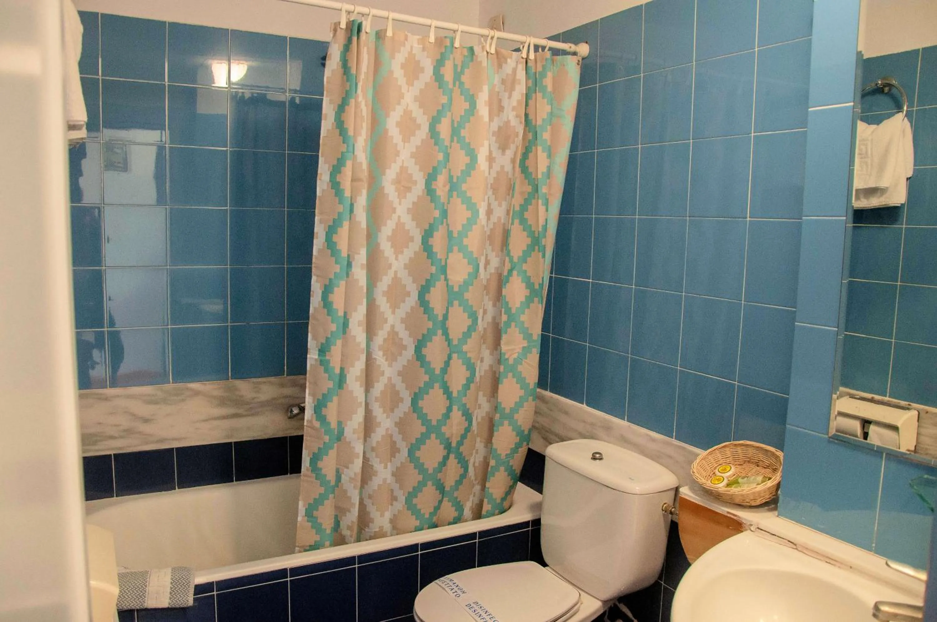 Bathroom in Hotel Samaras