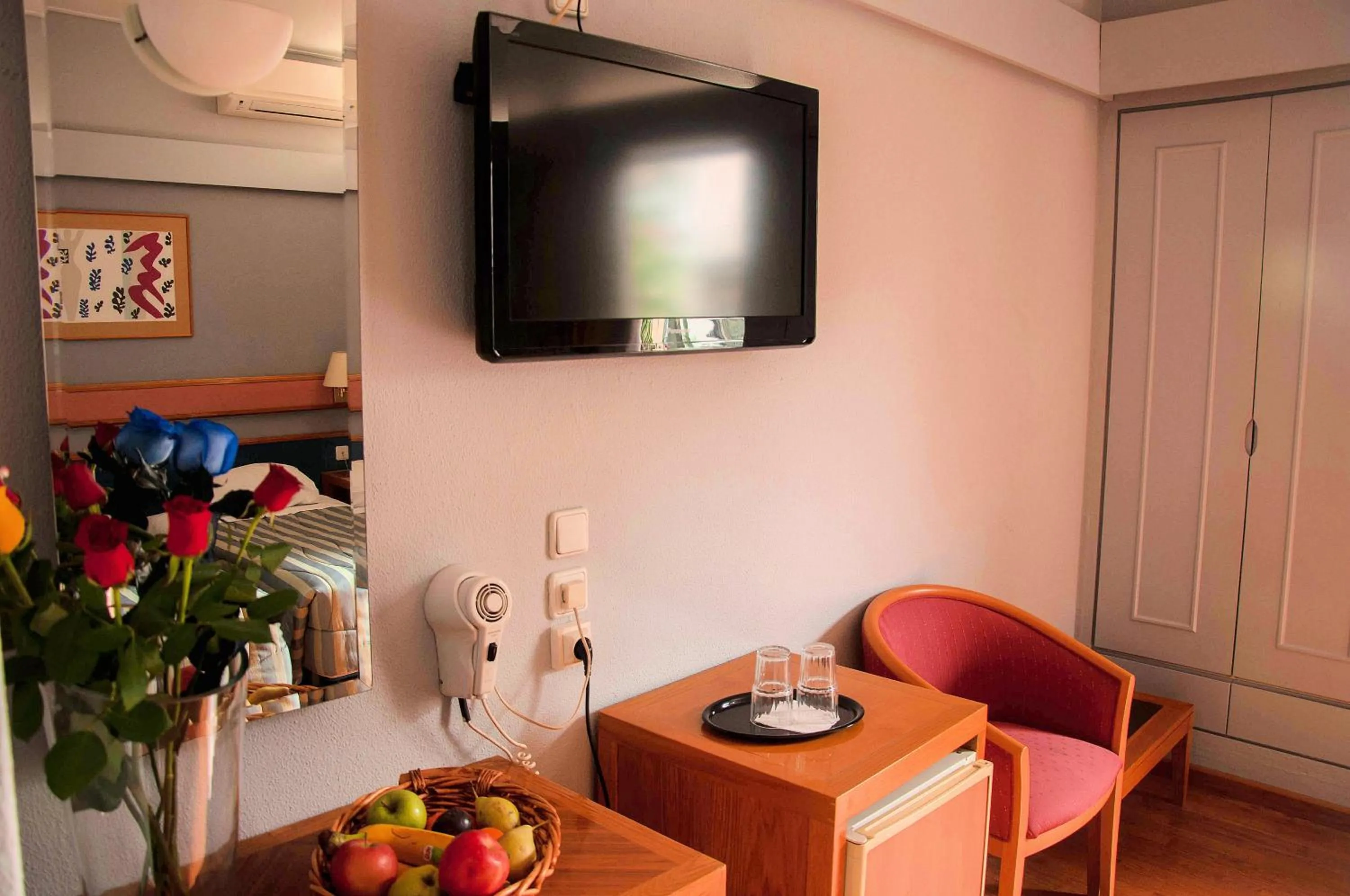 TV and multimedia in Hotel Samaras
