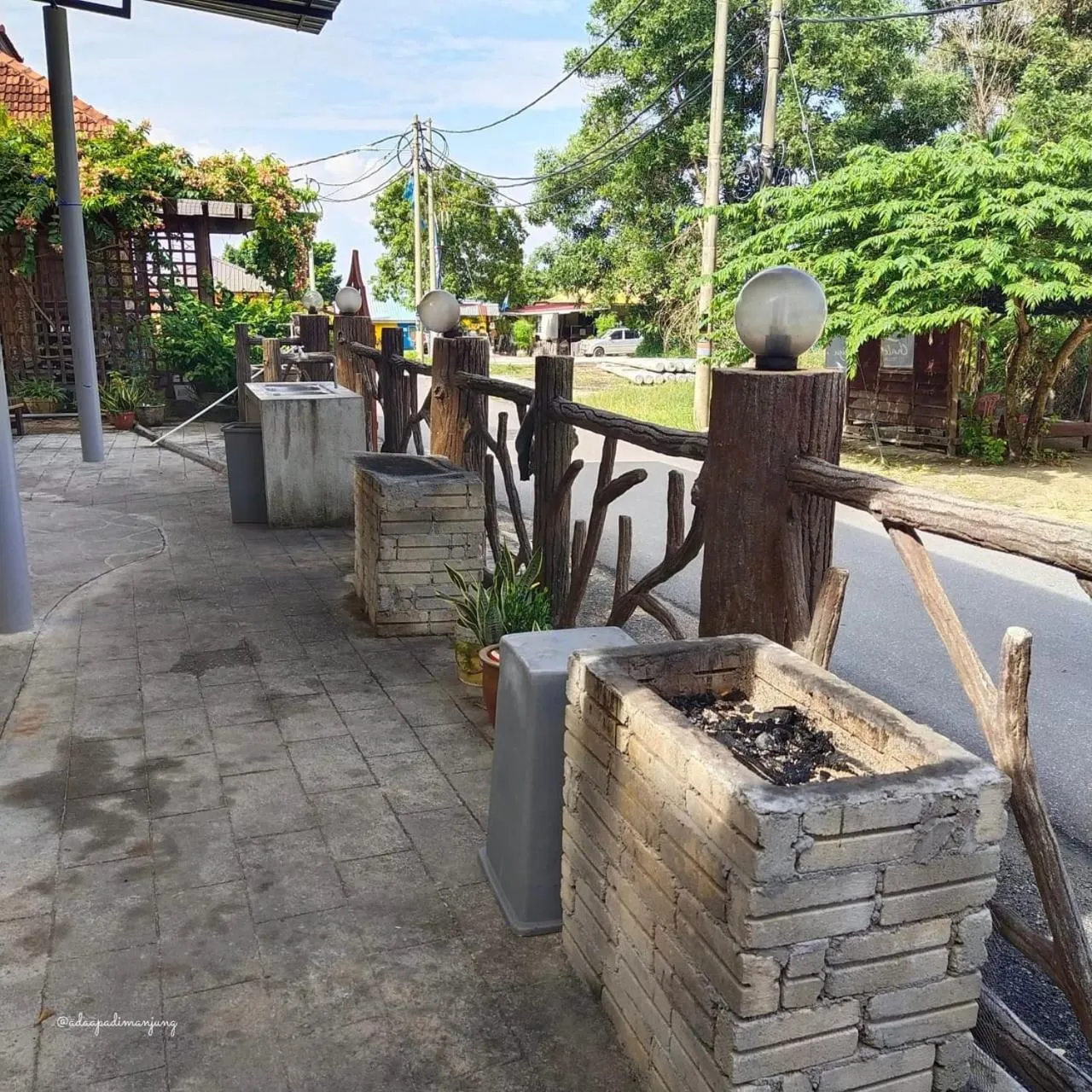BBQ facilities in KAMILA MOTEL TELUK SENANGIN