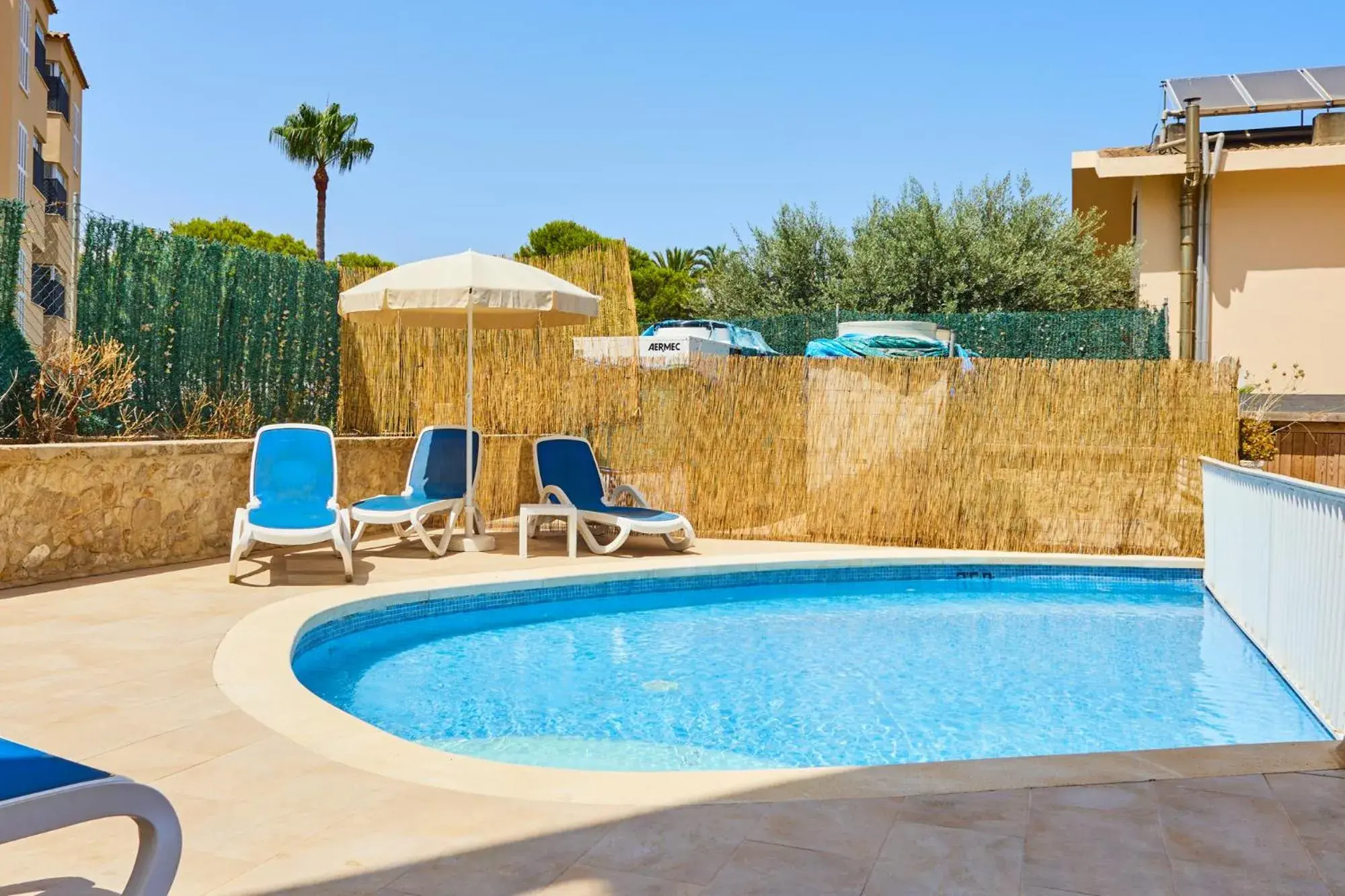 Swimming pool in Sol y Mar Apartments Swimming pool in Sol y Mar Apartments