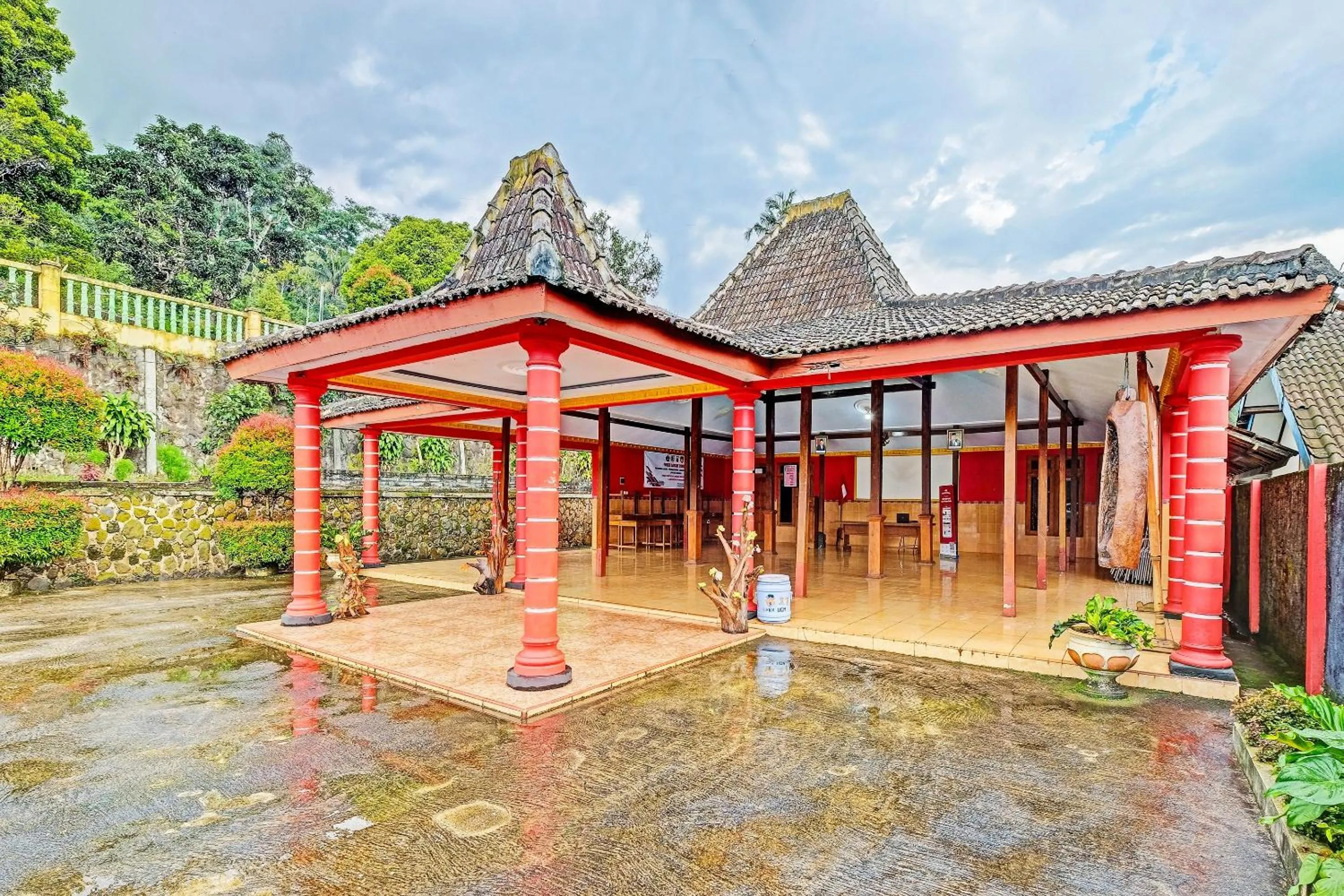 Facade/entrance in OYO Homes 91095 Desa Wisata Conto