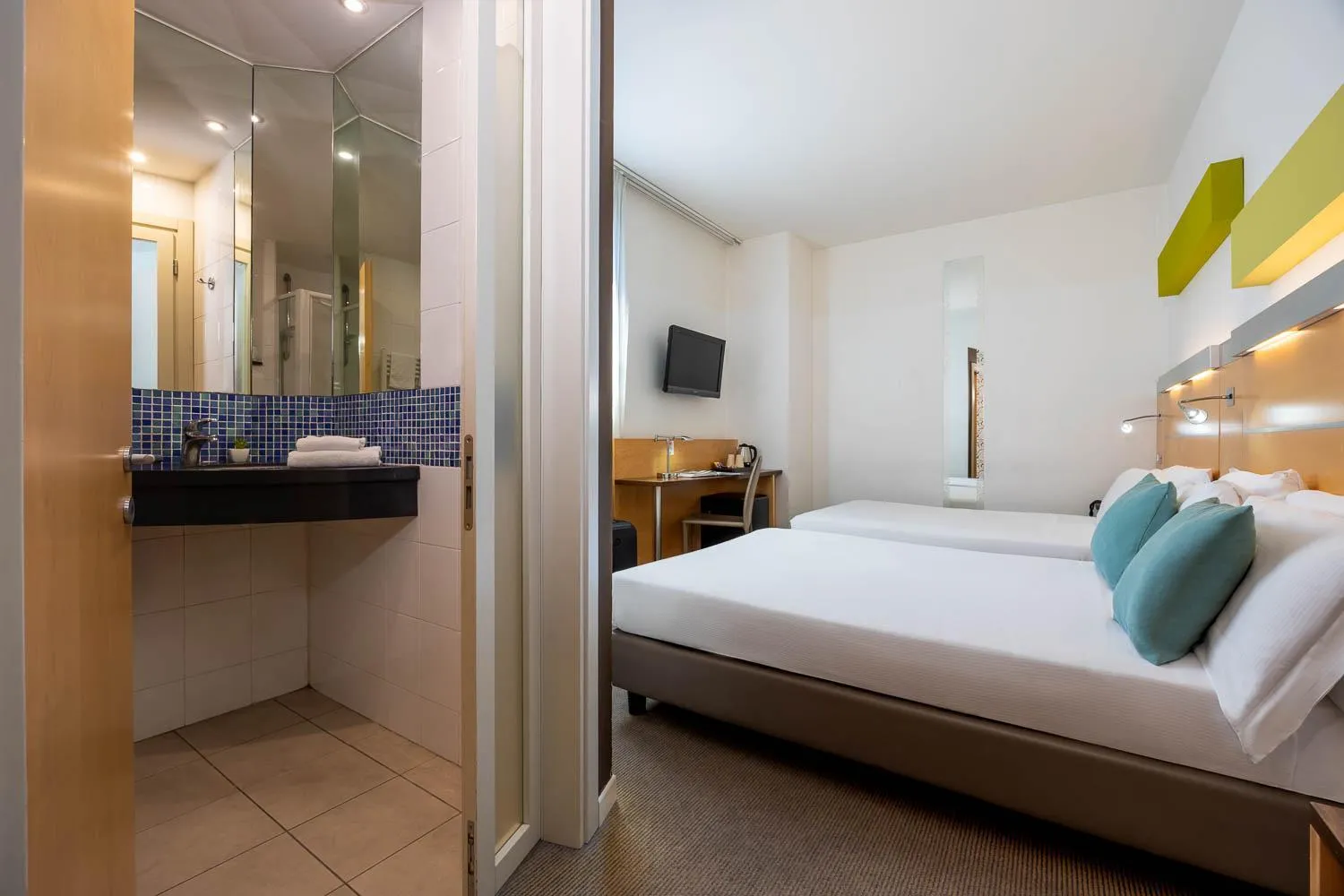 Bed in iH Hotels Milano Gioia