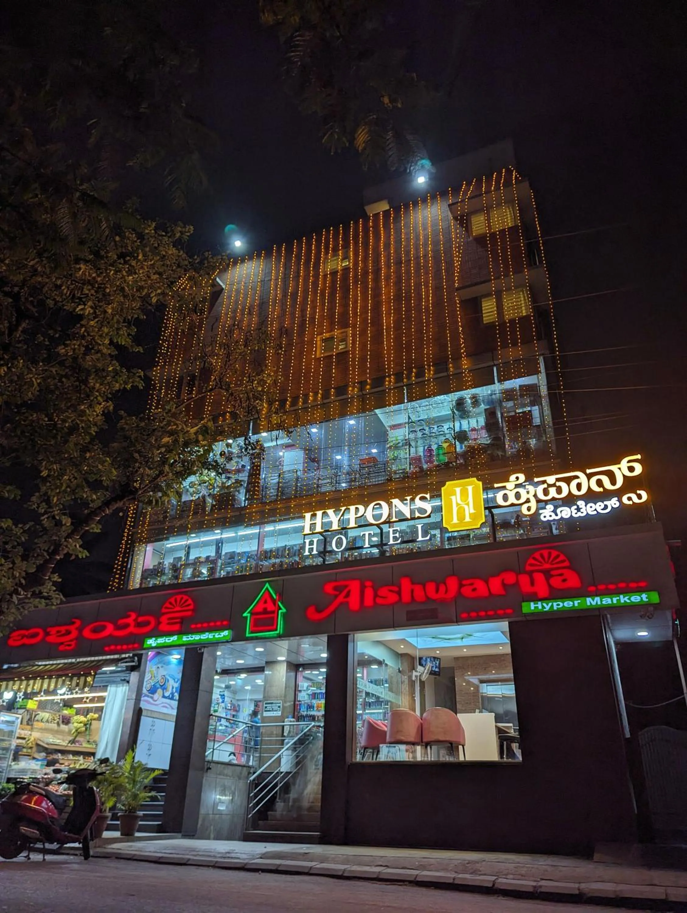 Property building in Hypons Hotel