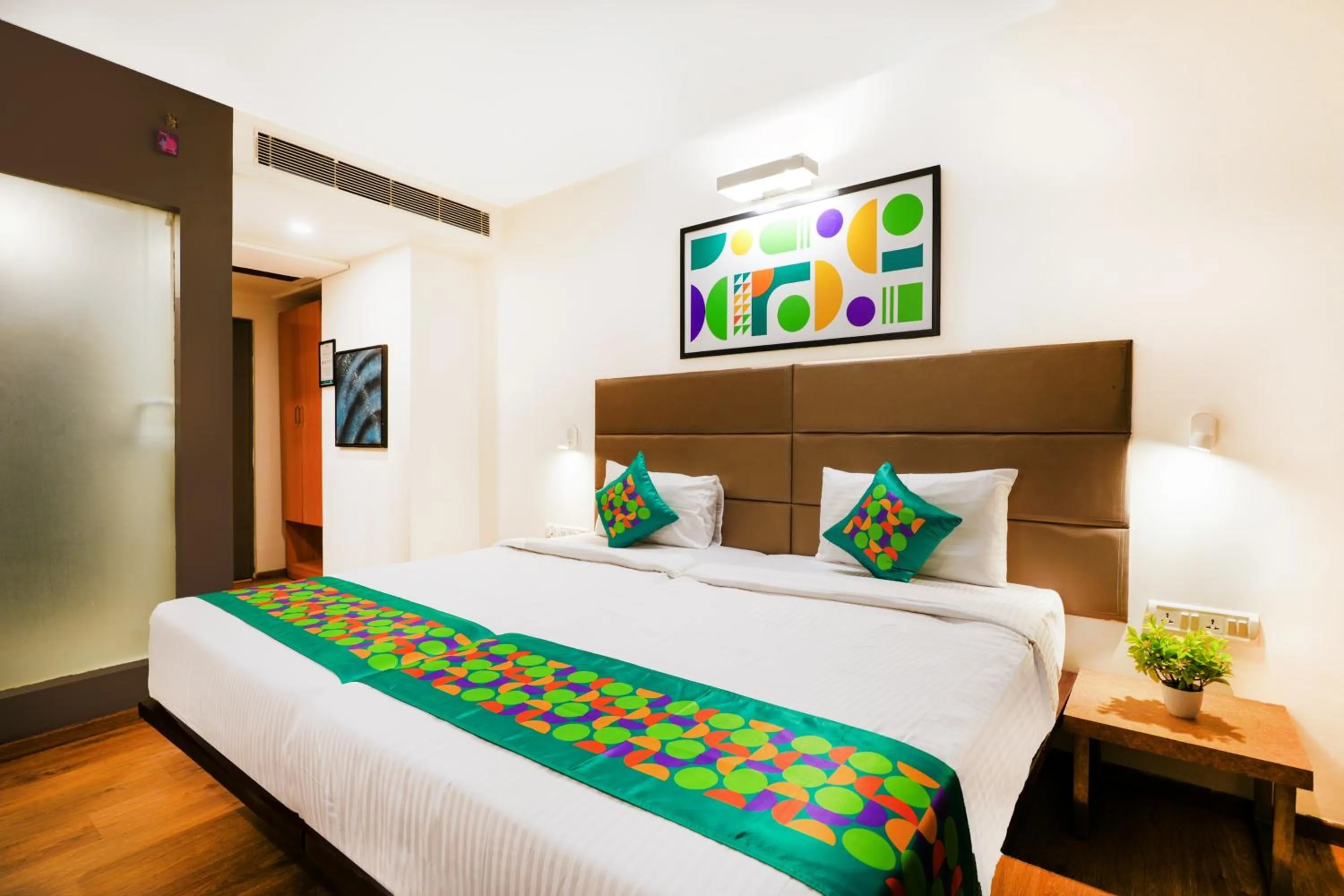 Bedroom in Treebo Jagadish Hotel, Jayanagar