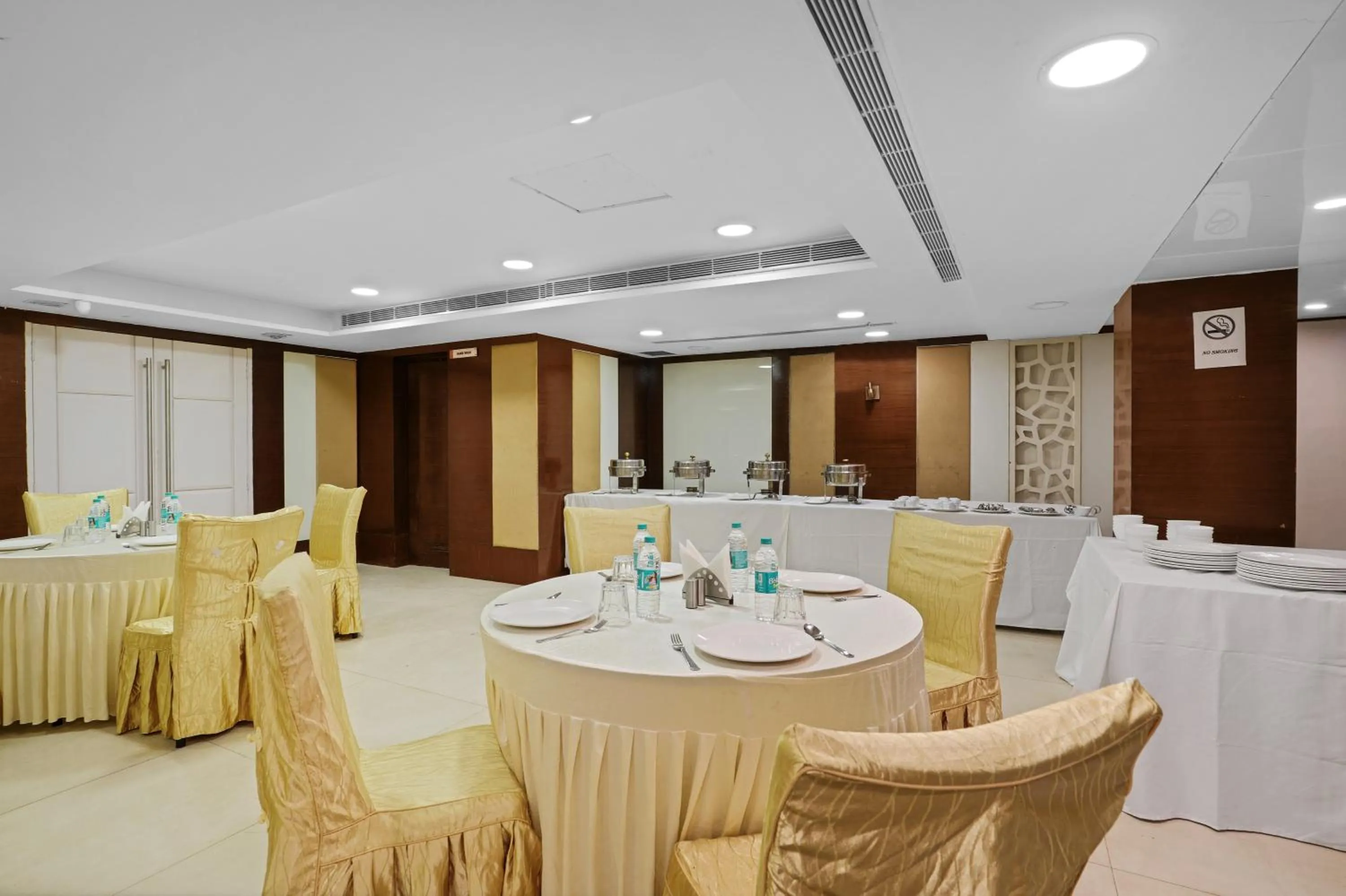 Restaurant/places to eat in Treebo Jagadish Hotel, Jayanagar