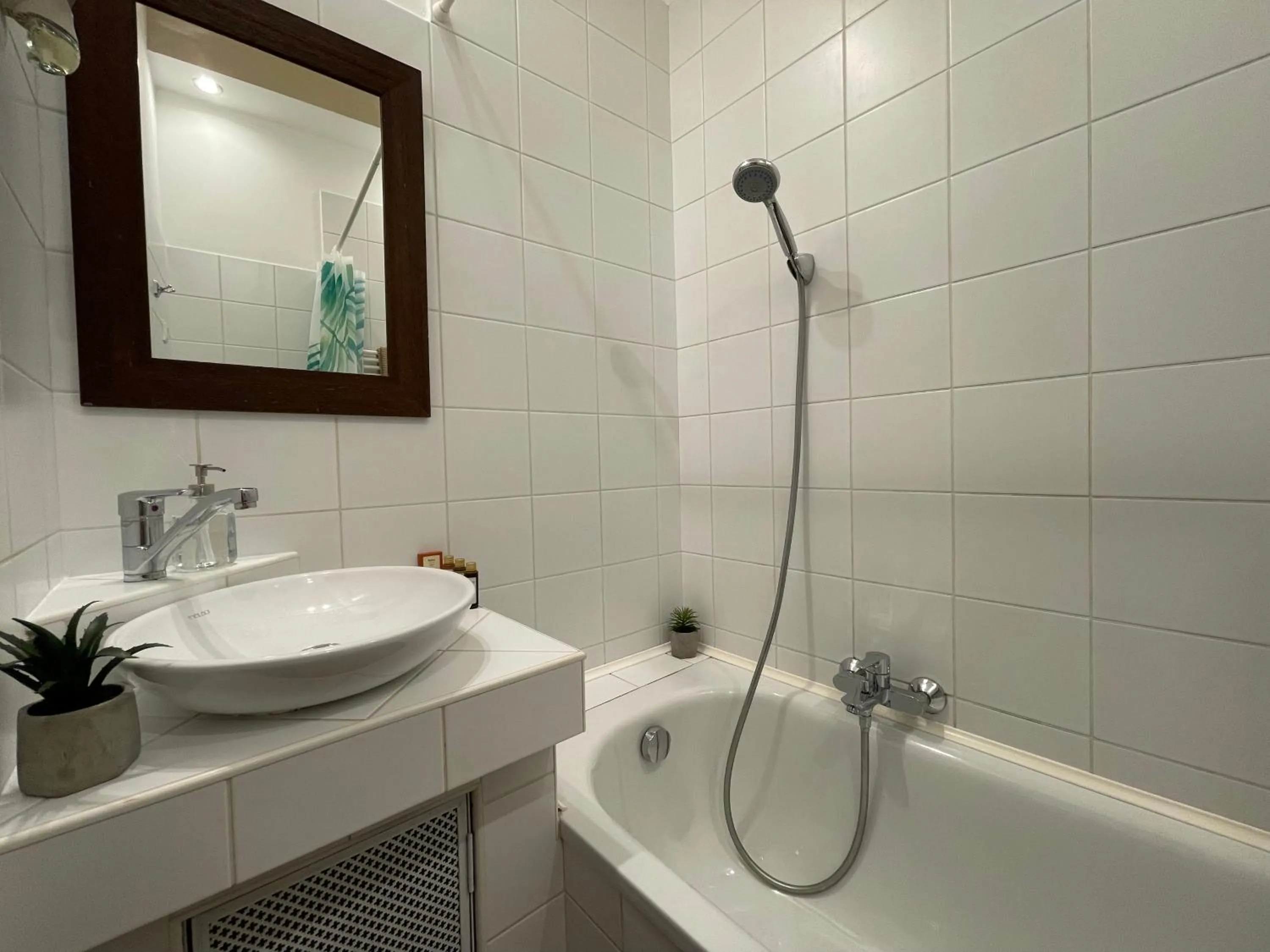 Shower in Palms Apartments Budapest