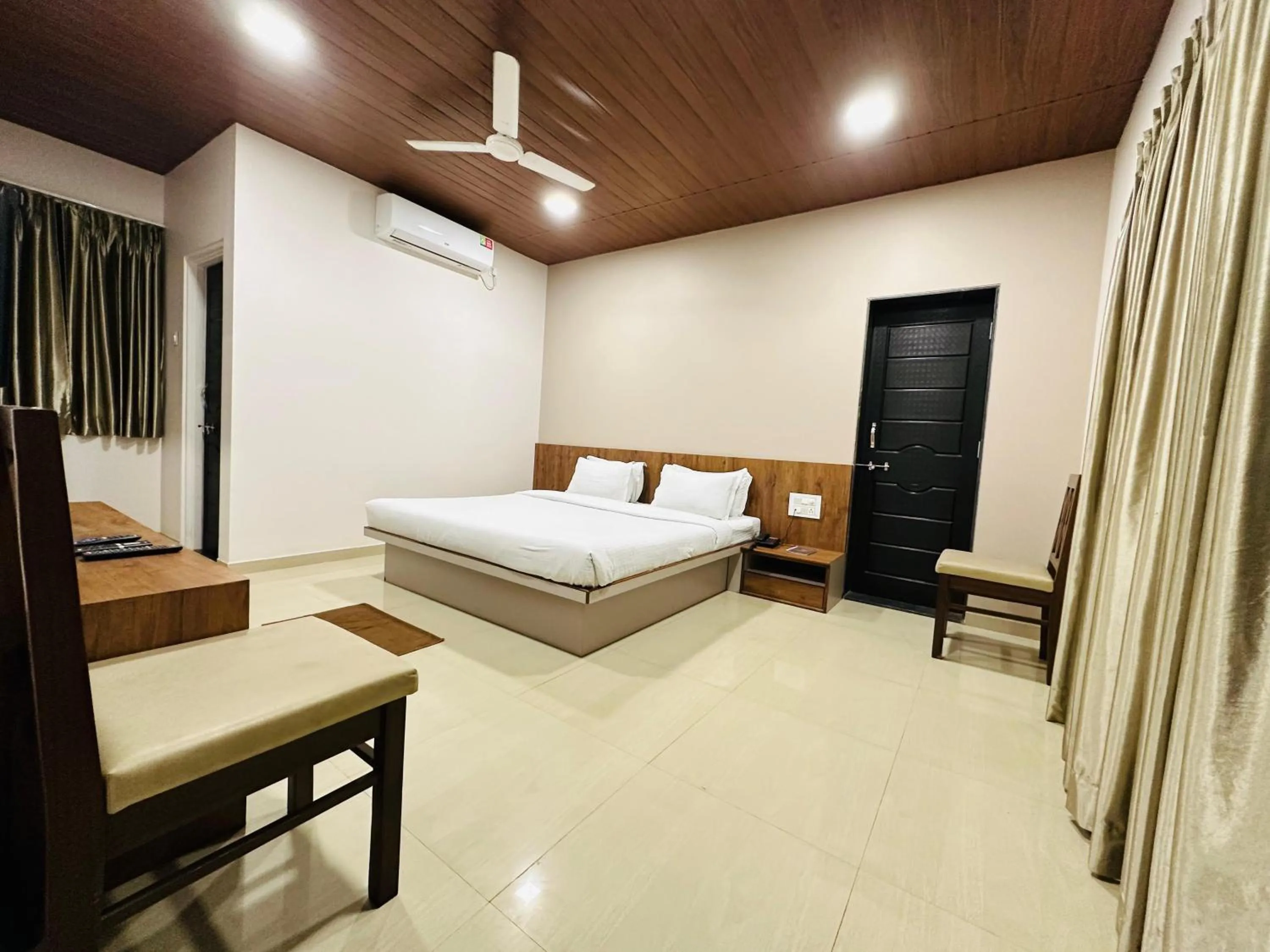 Photo of the whole room, Bed in Hotel Grand Indu, 3 Star Kolhapur