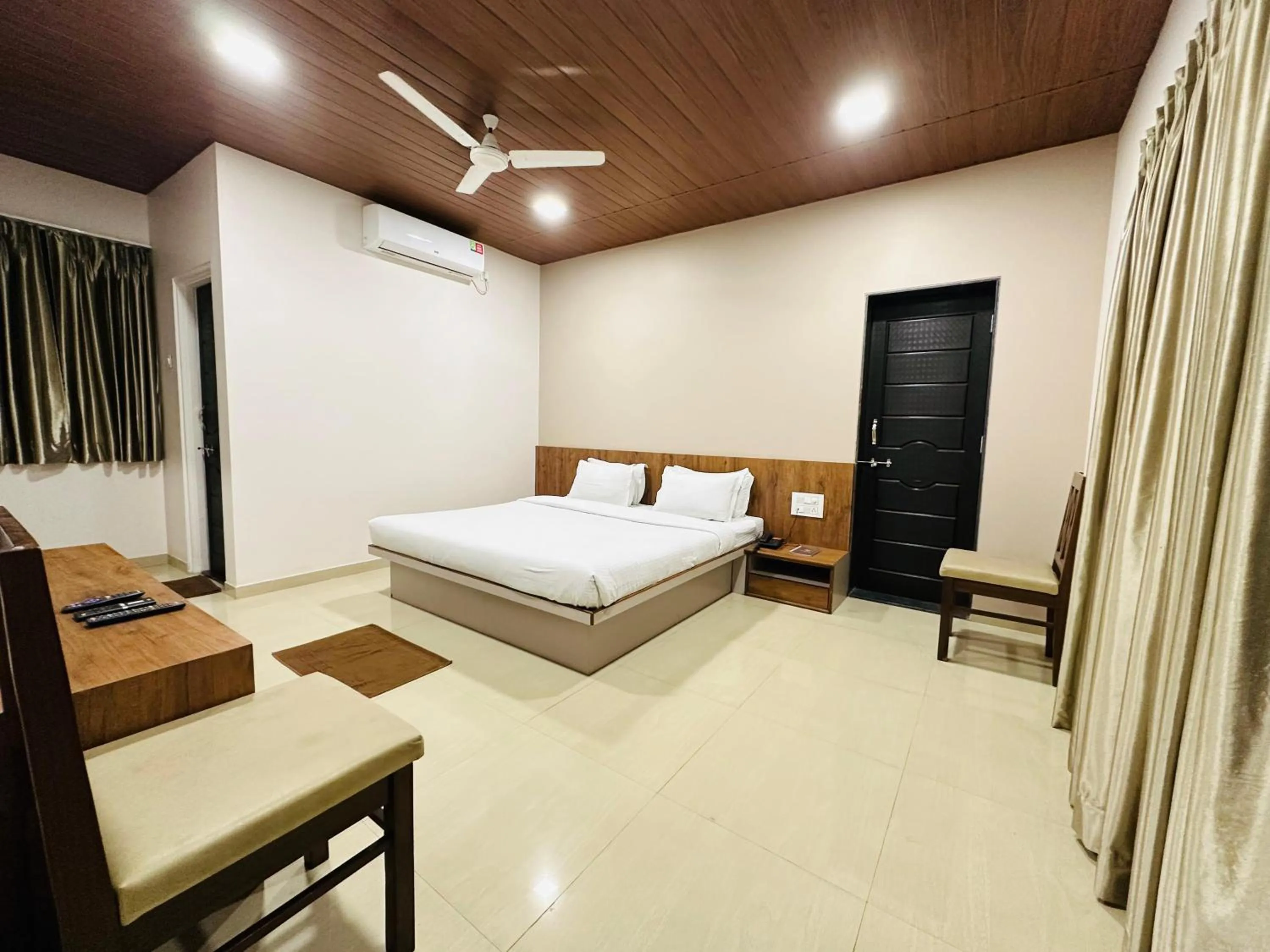 Bed in Hotel Grand Indu, 3 Star Kolhapur
