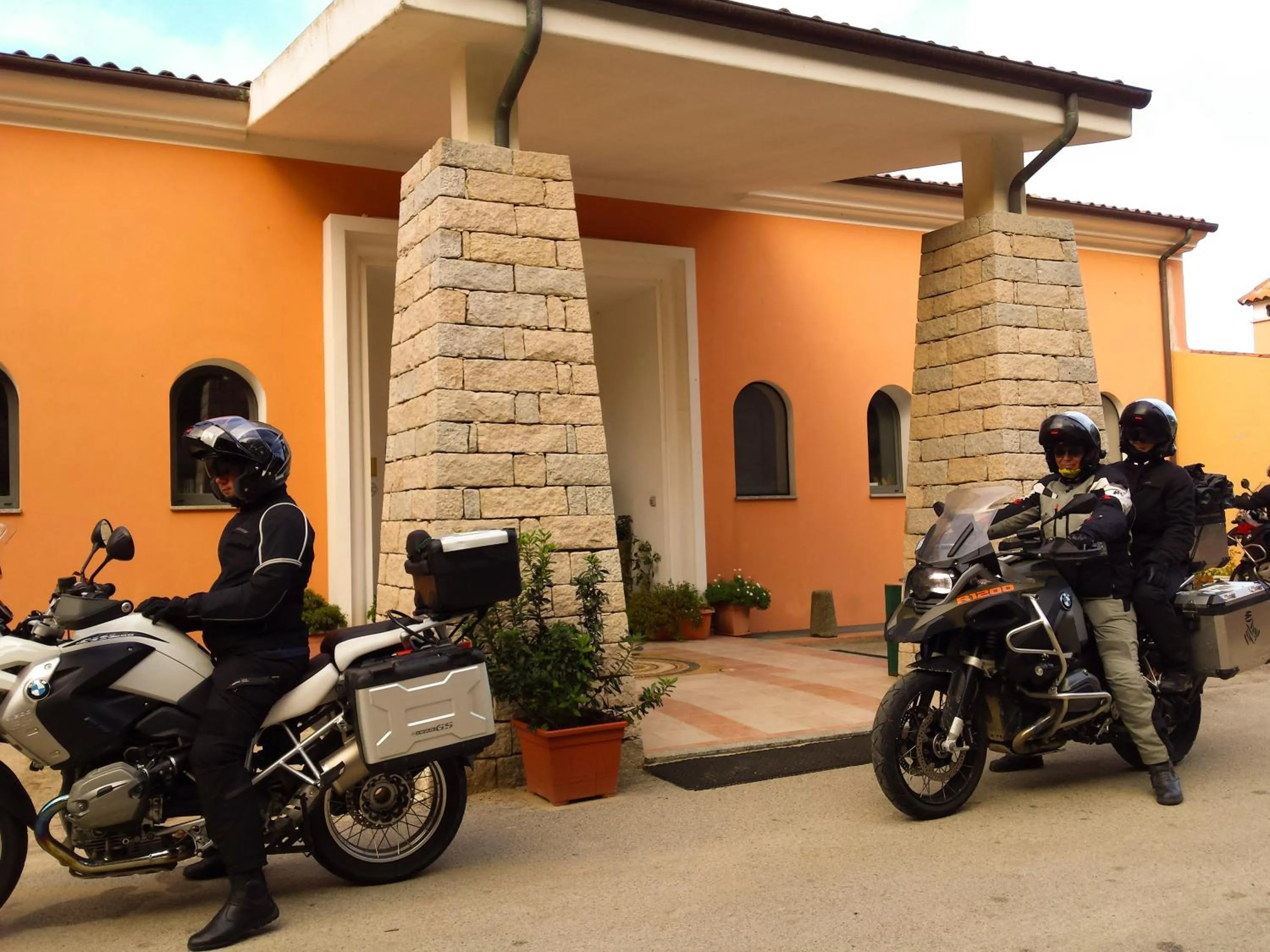 Facade/entrance in Pausania Inn