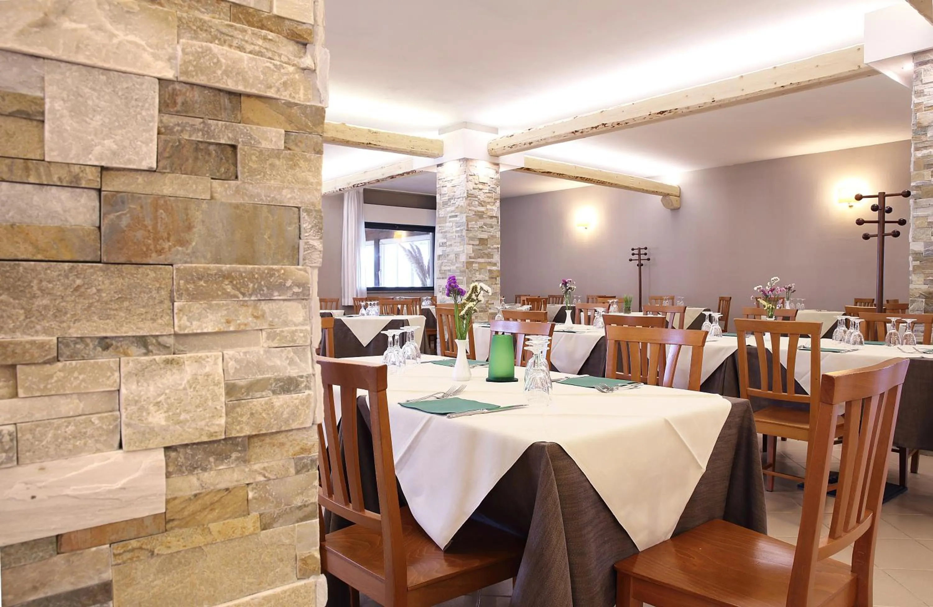 Restaurant/places to eat in Pausania Inn