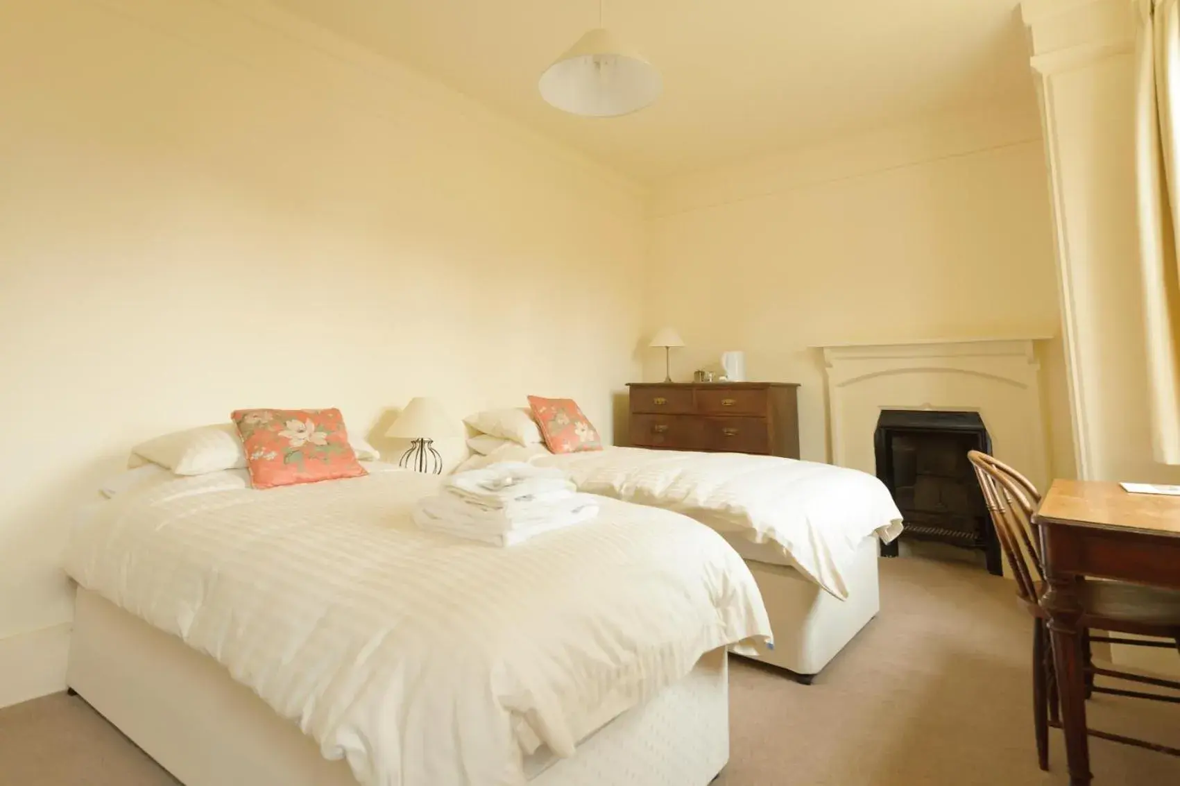 Twin Room with Shower in Sarum College Twin Room with Shower in Sarum College