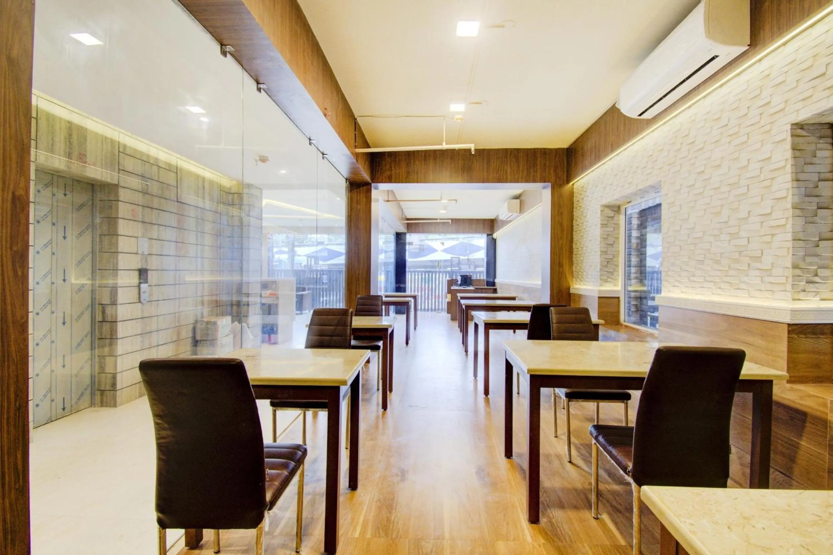 Restaurant/places to eat in Super Townhouse OAK Seventy Seven