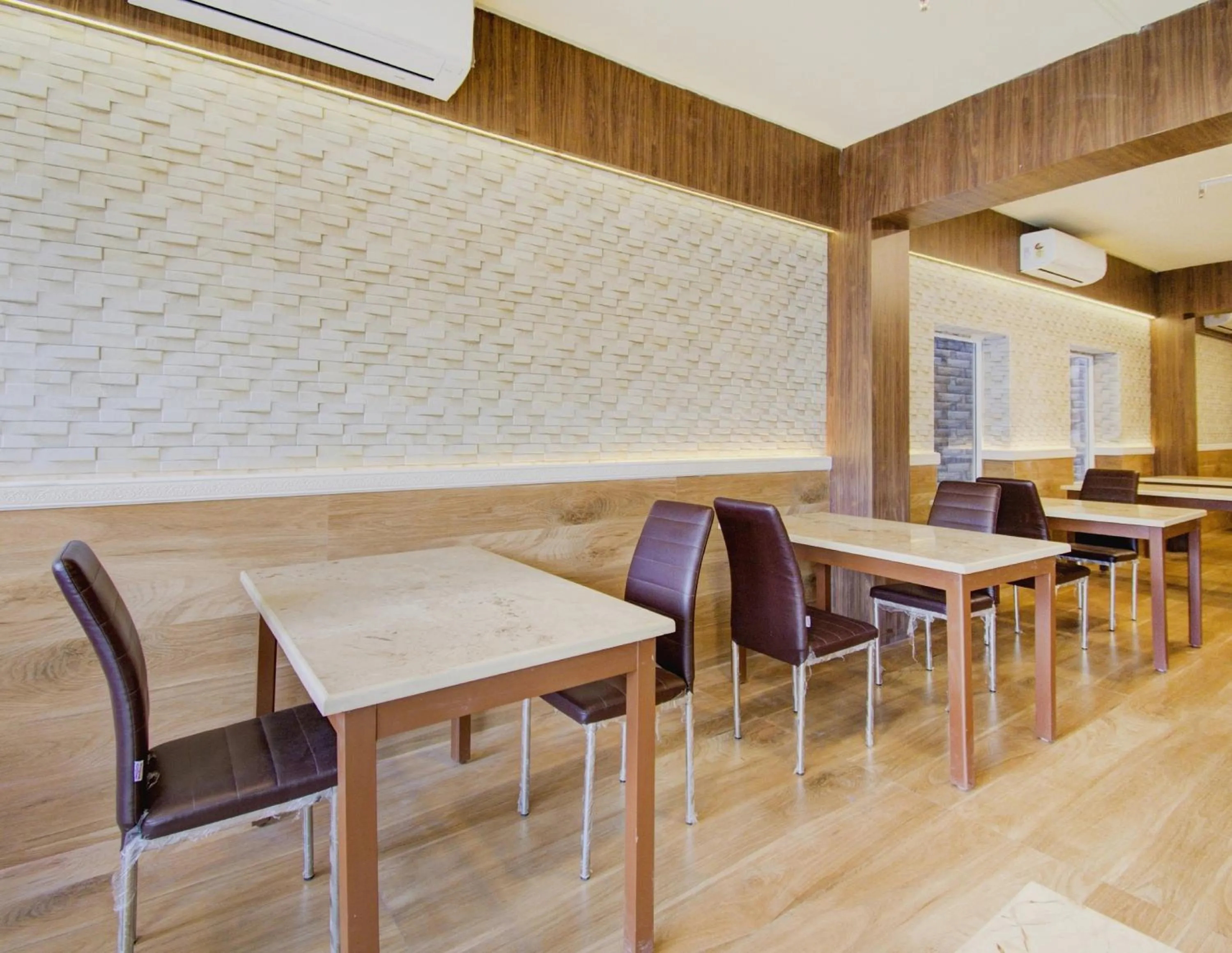 Restaurant/places to eat in Super Townhouse OAK Seventy Seven