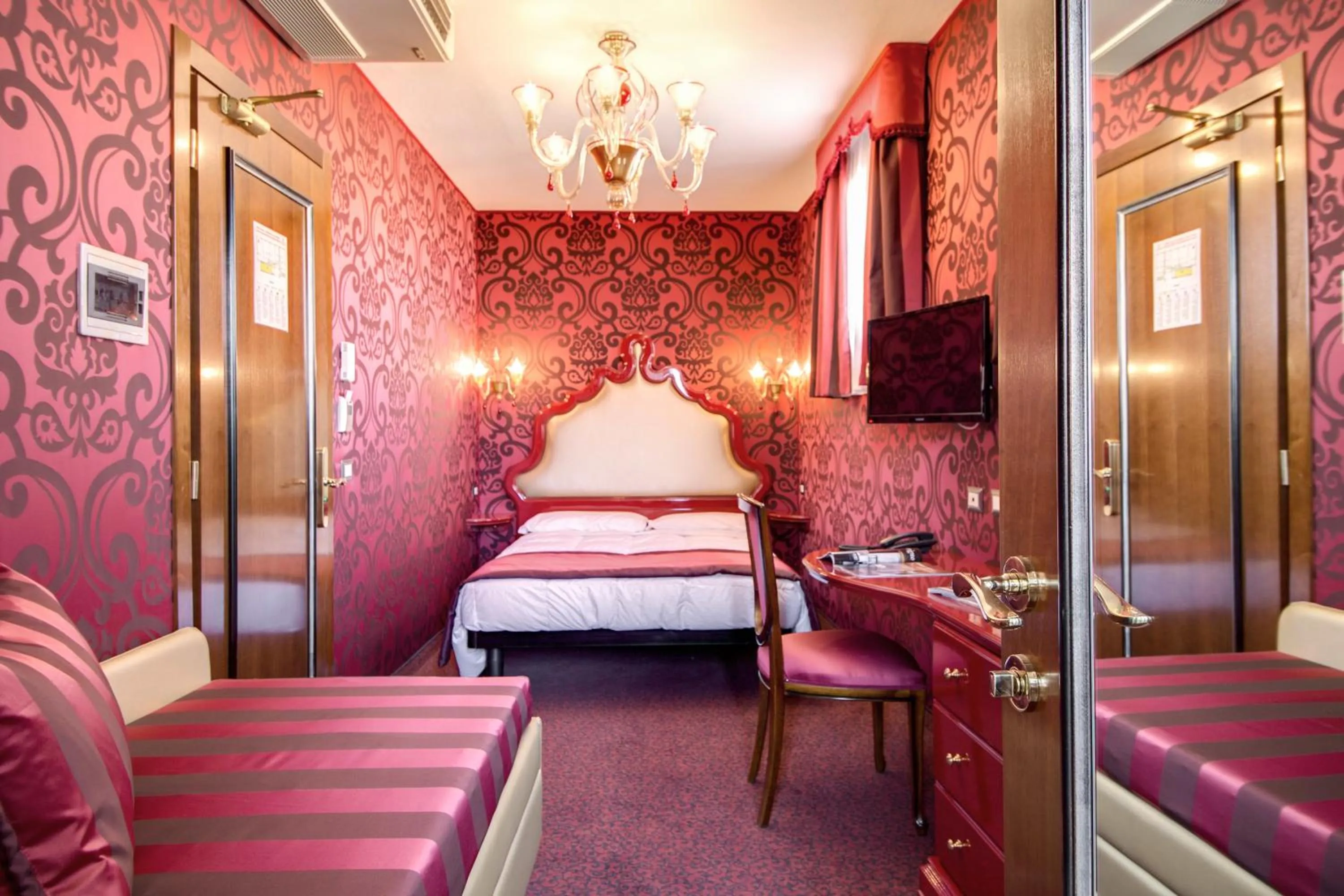 Bedroom, Bed in Domus Cavanis