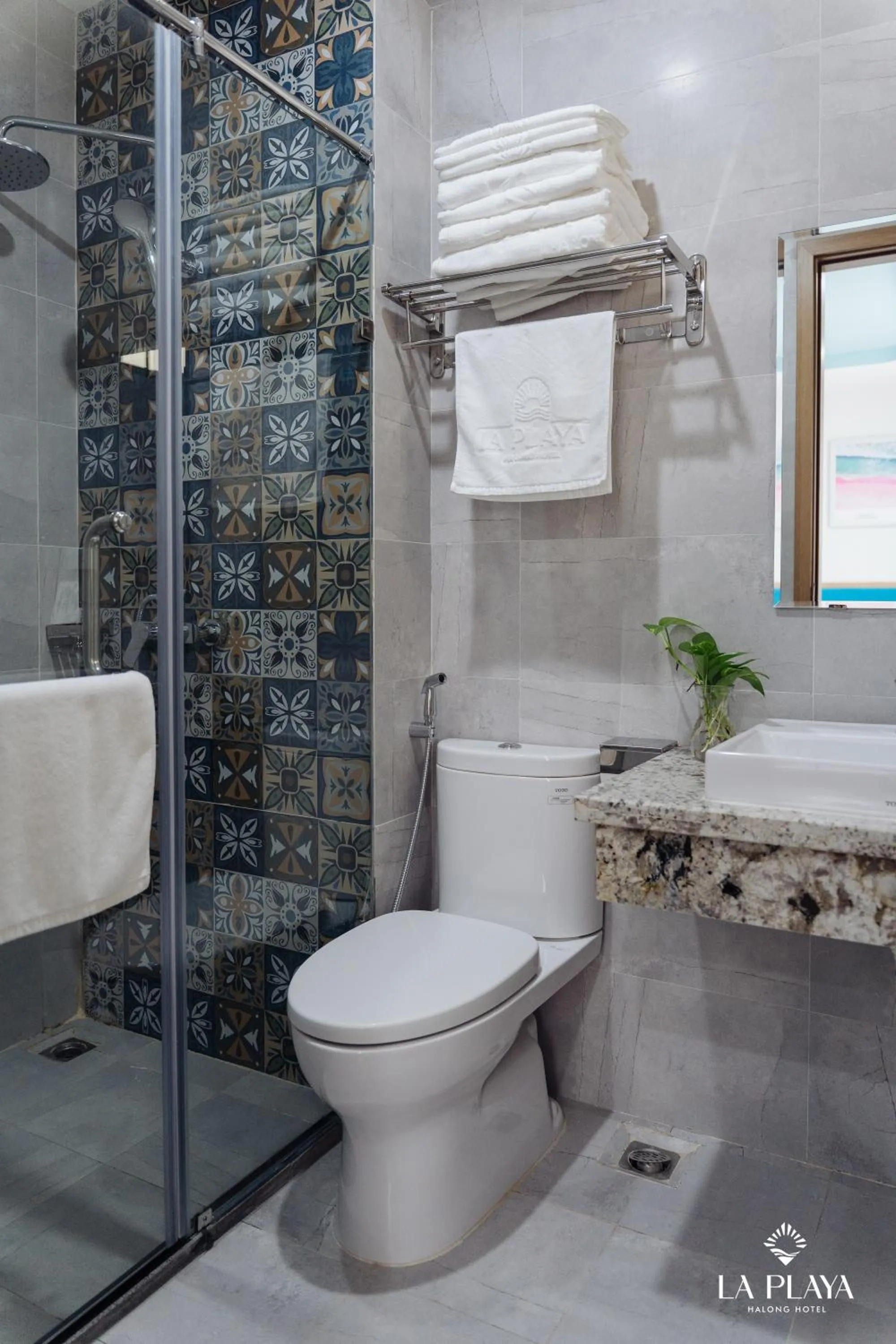 Bathroom in La Playa Ha Long Hotel