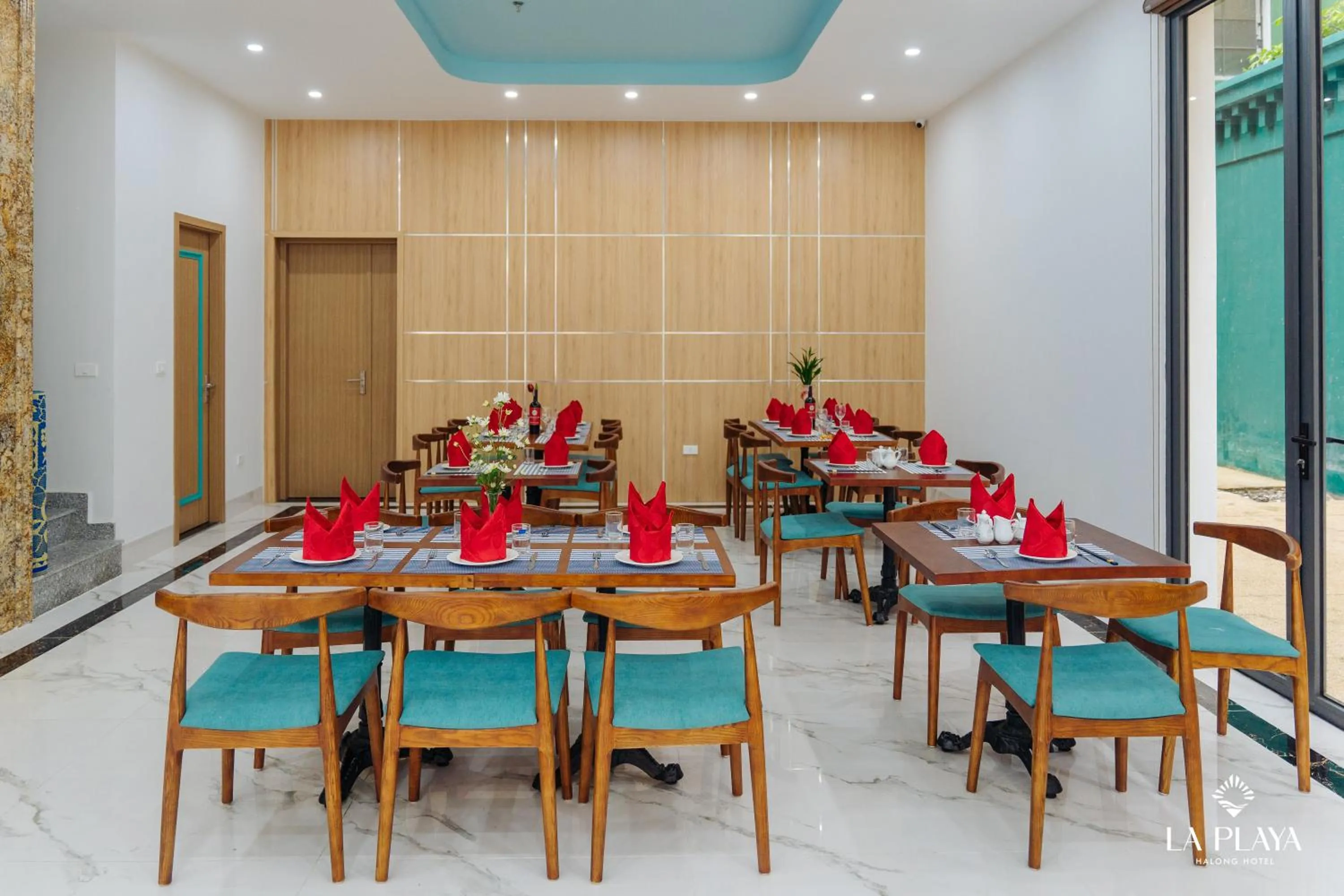 Restaurant/places to eat in La Playa Ha Long Hotel