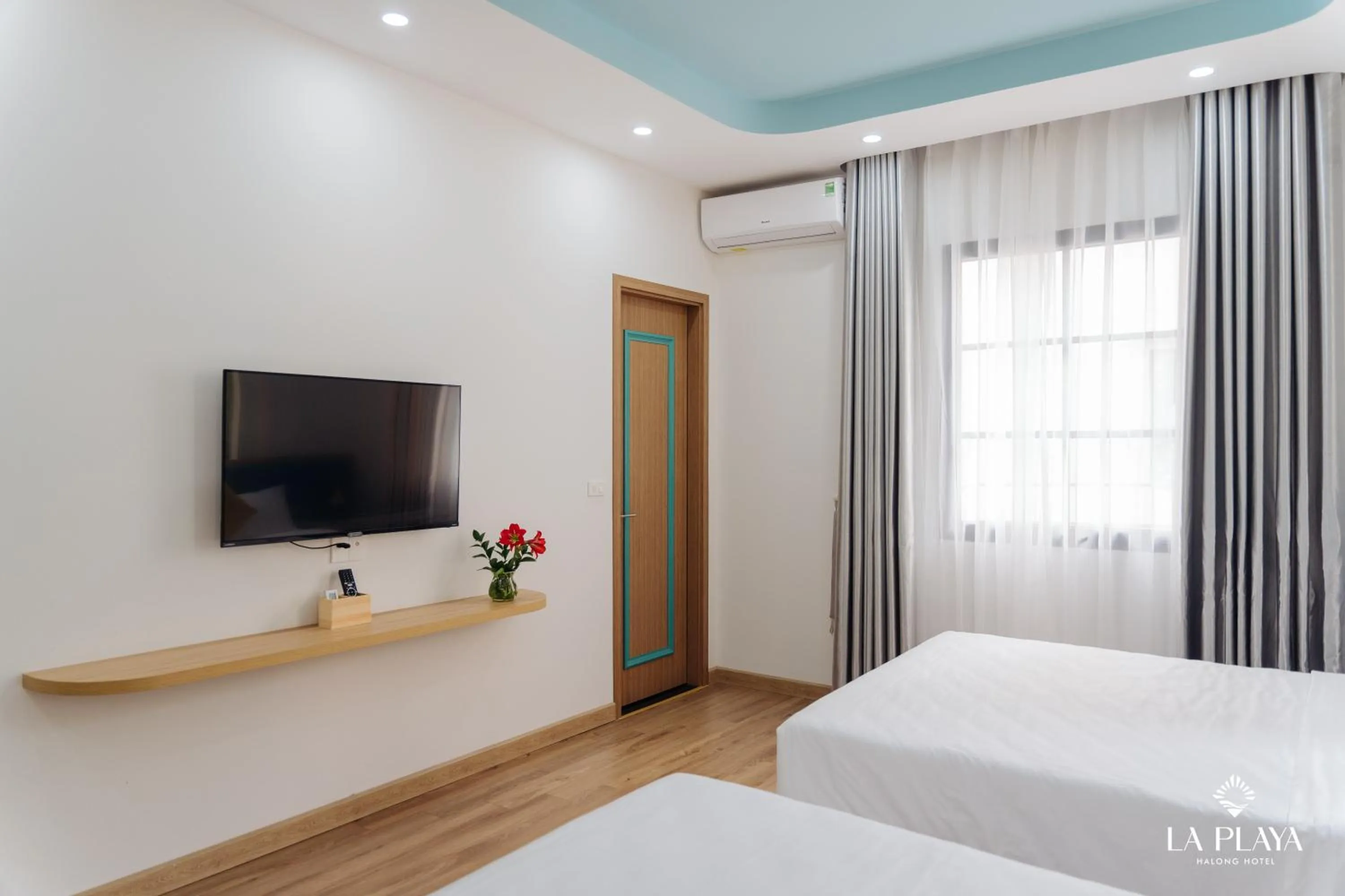 Photo of the whole room, Bed in La Playa Ha Long Hotel