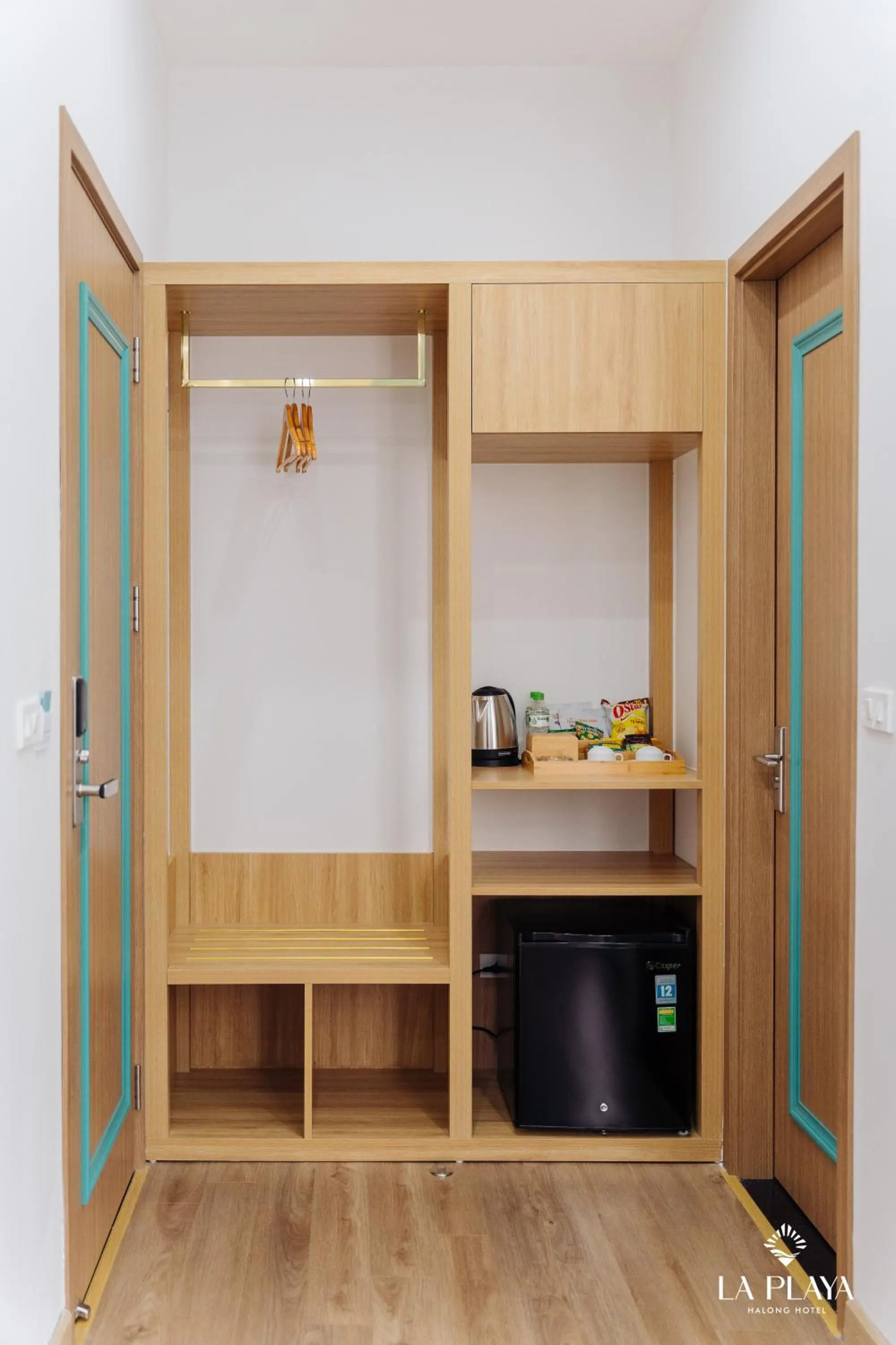 wardrobe in La Playa Ha Long Hotel
